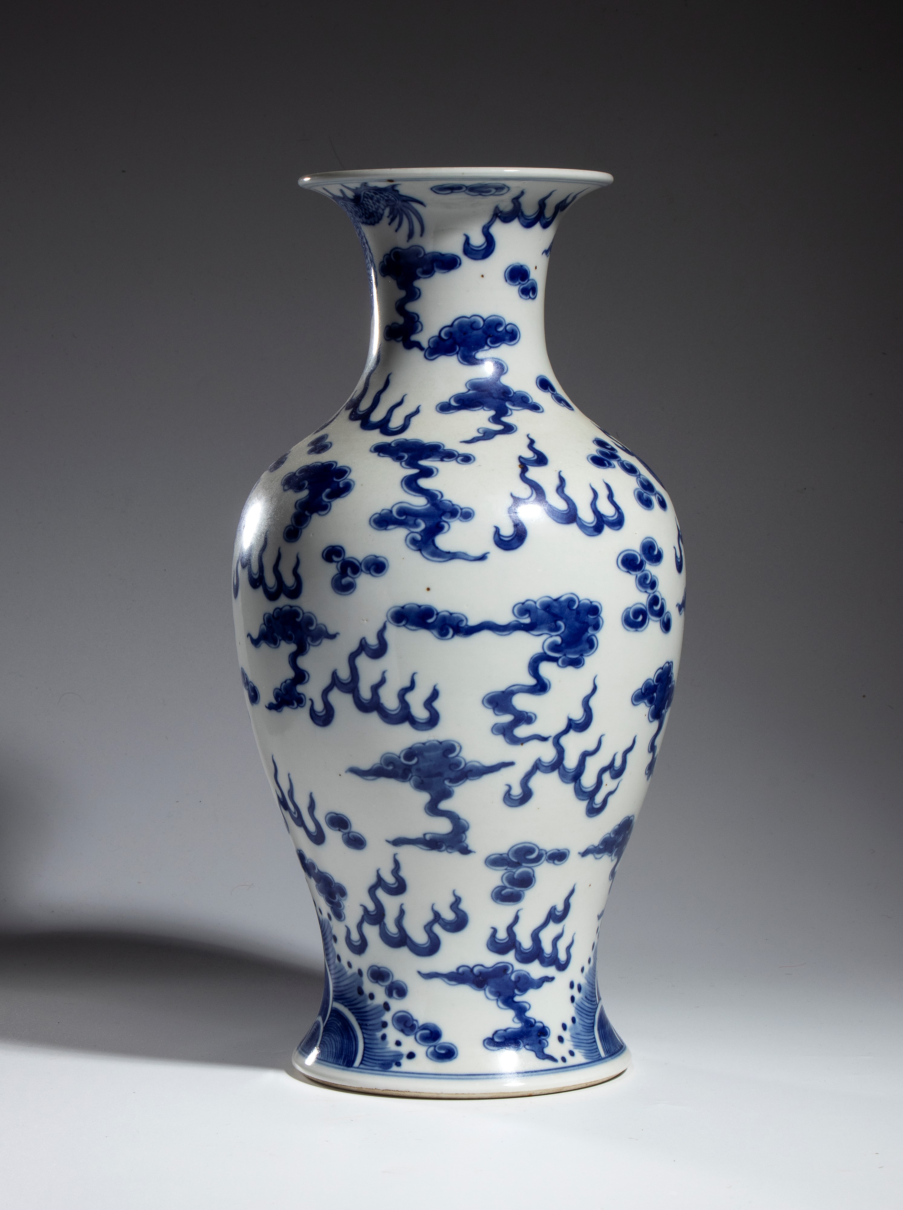Vaso in porcellana bianca e blu con decorazione di drago e nuvole, Cina, XX secolo