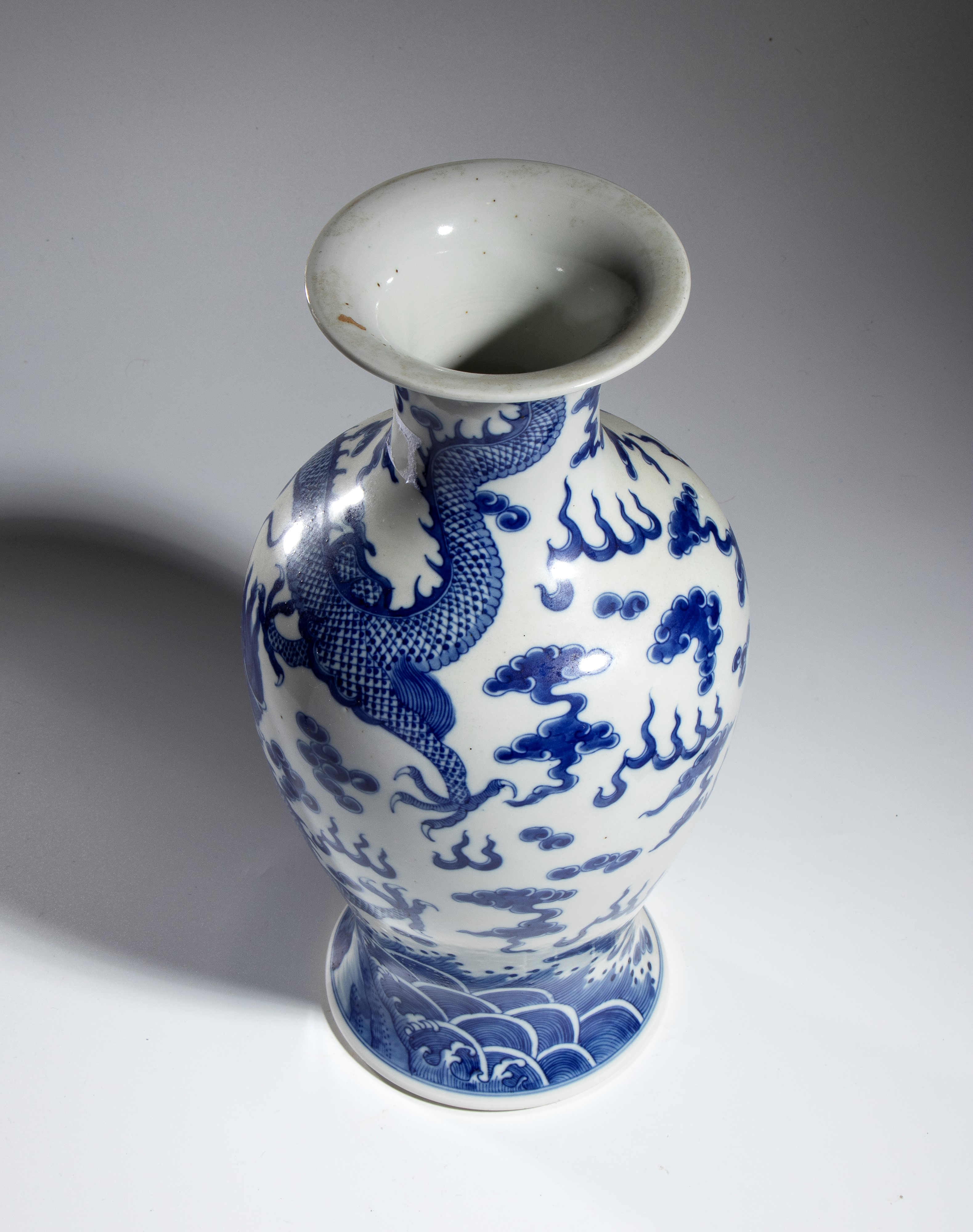 Vaso in porcellana bianca e blu con decorazione di drago e nuvole, Cina, XX secolo