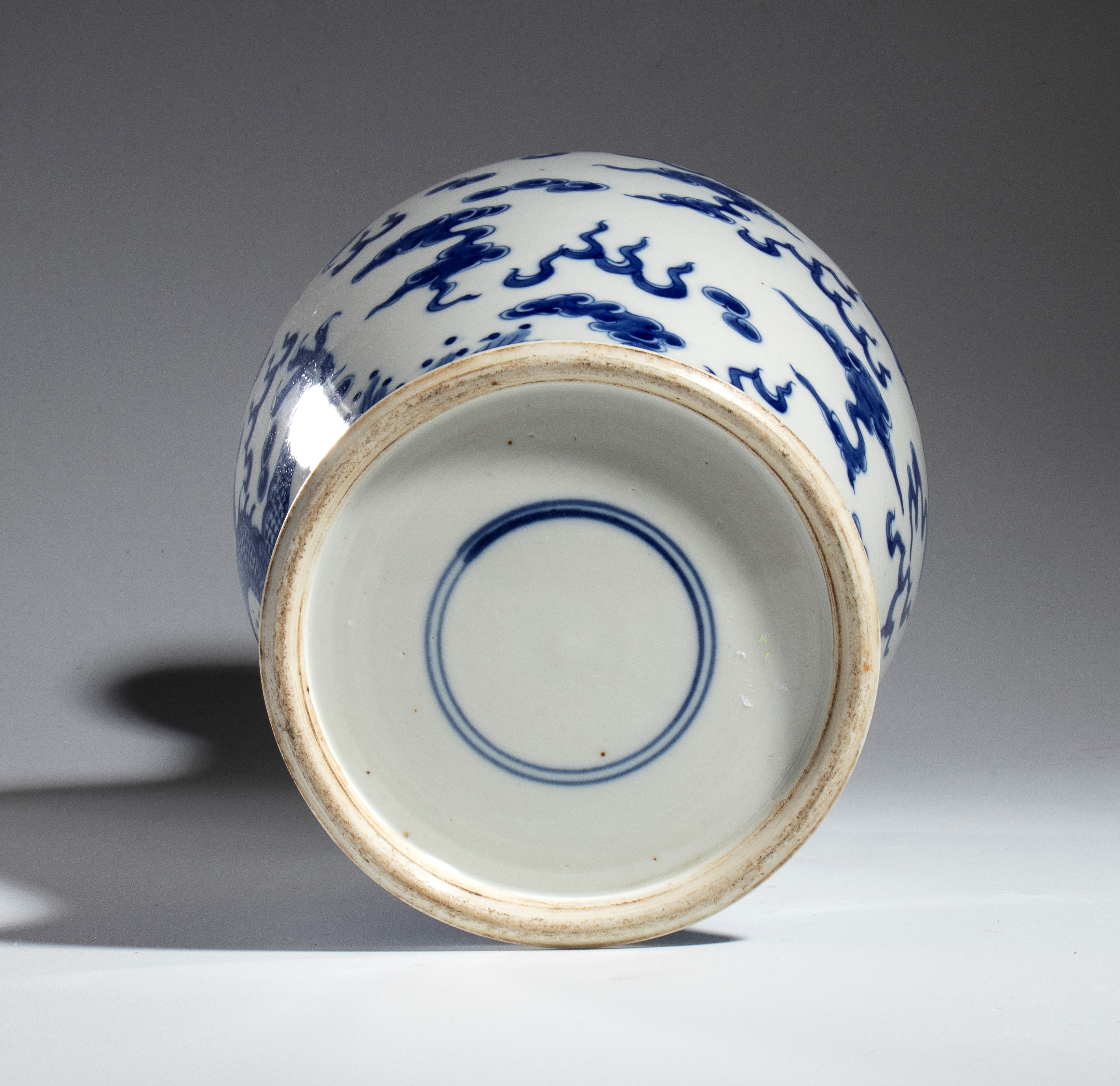 Vaso in porcellana bianca e blu con decorazione di drago e nuvole, Cina, XX secolo