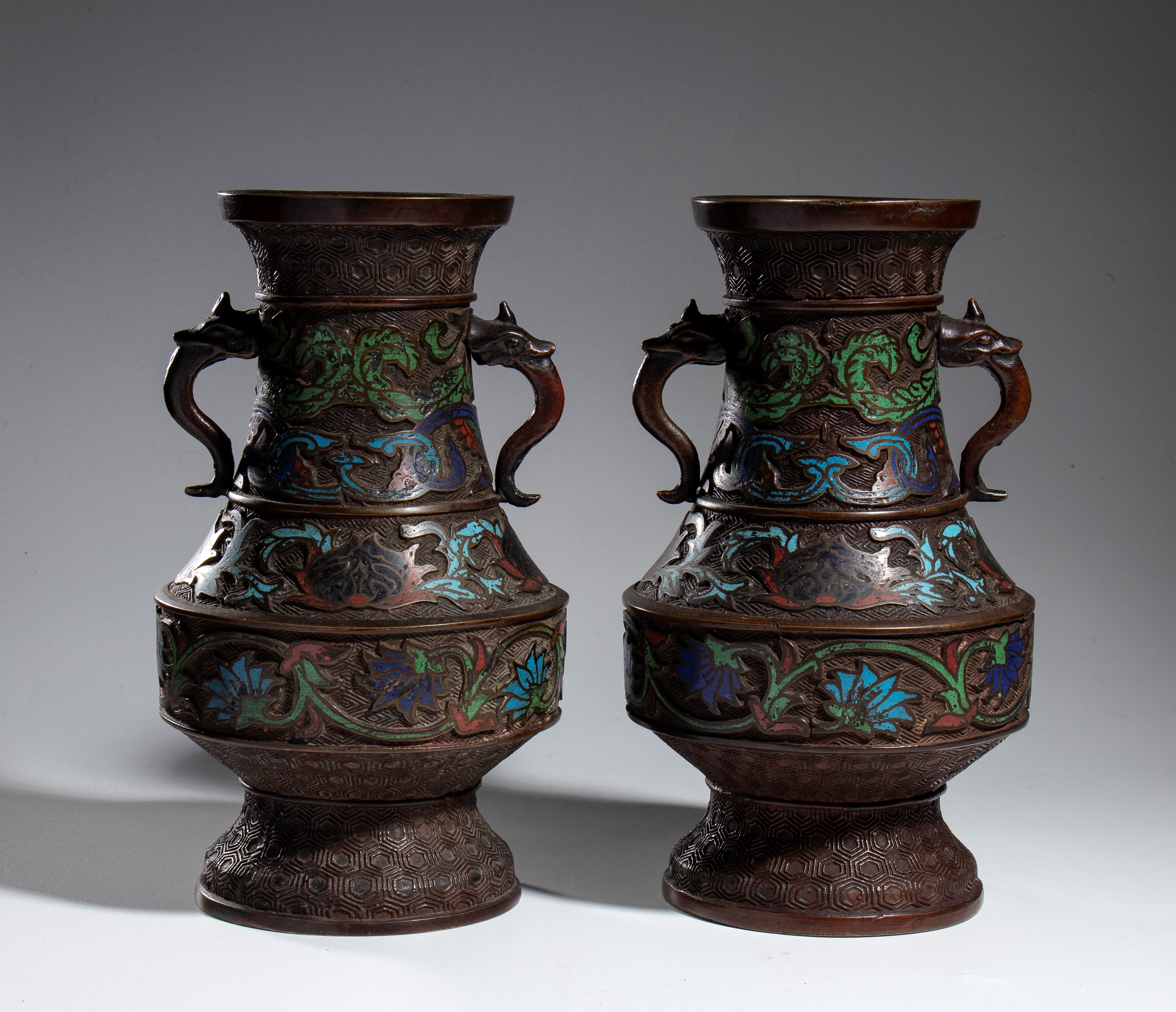 Coppia di vasi in bronzo cloisonné, Giappone
