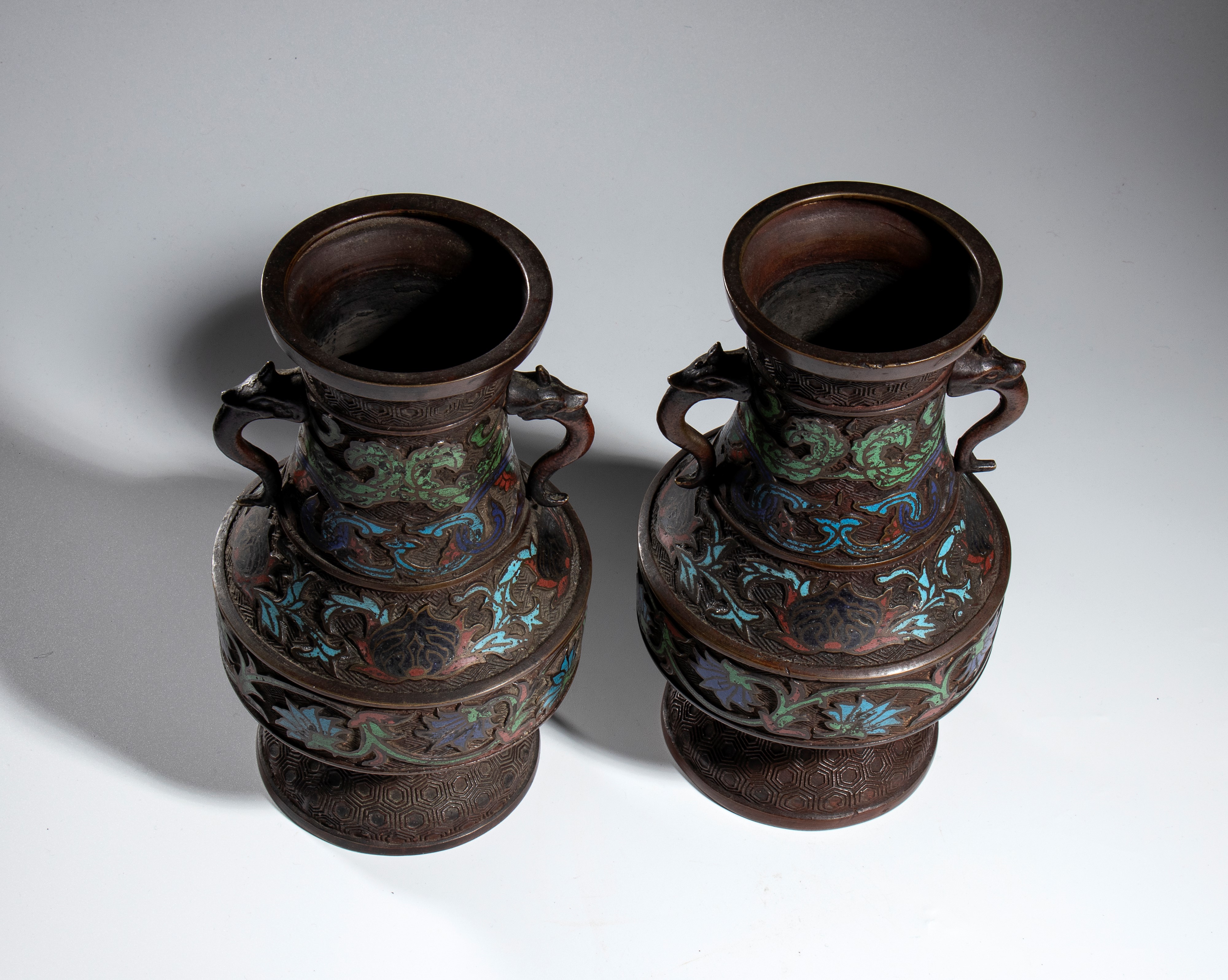 Coppia di vasi in bronzo cloisonné, Giappone