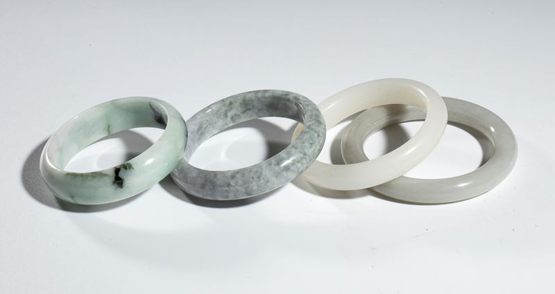 Gruppo di quattro braccialetti in giada, Cina, XX secolo