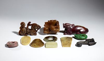 Ornamenti in giada, gruppo di undici pezzi, Cina, XX secolo
