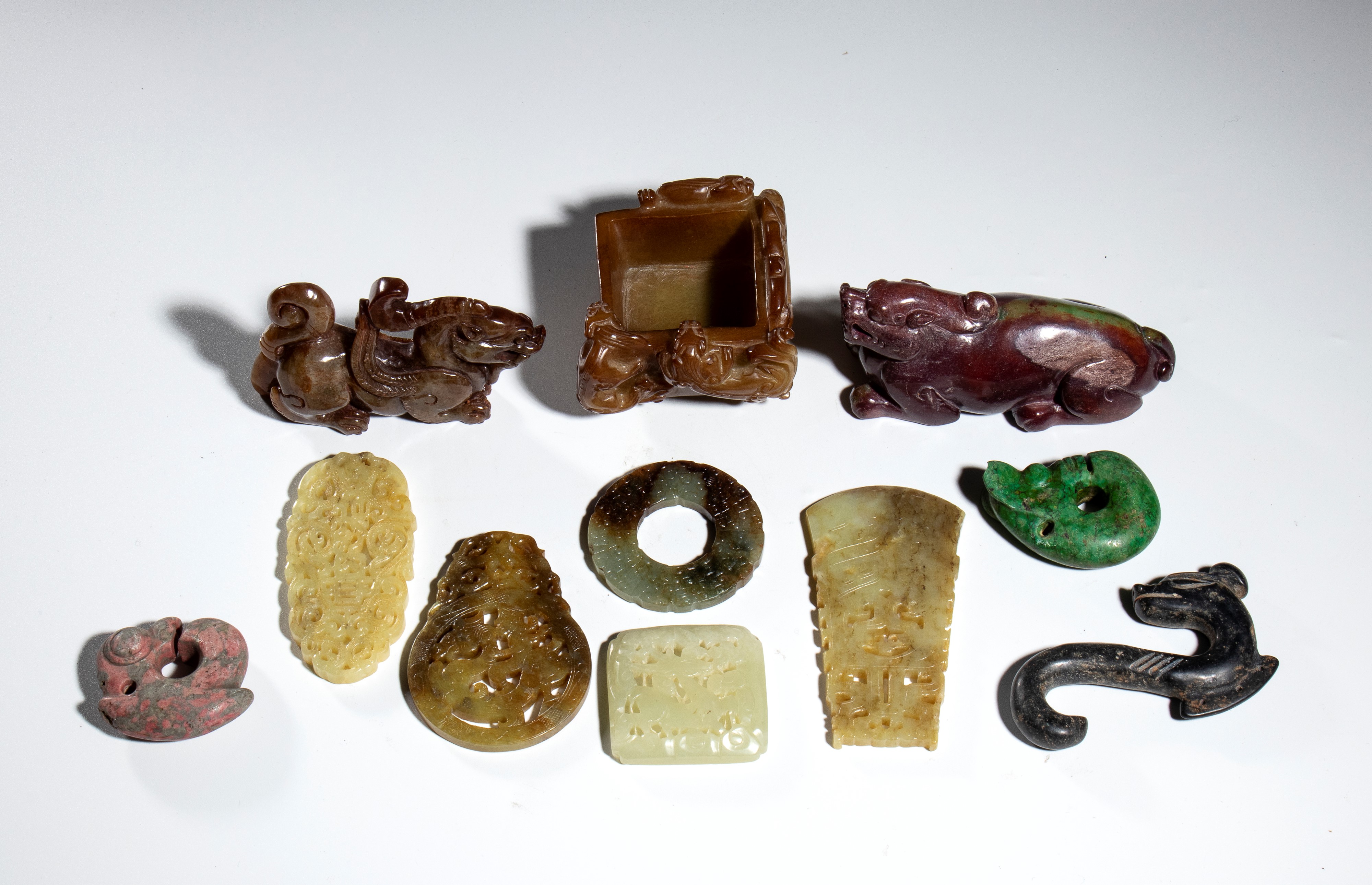 Ornamenti in giada, gruppo di undici pezzi, Cina, XX secolo