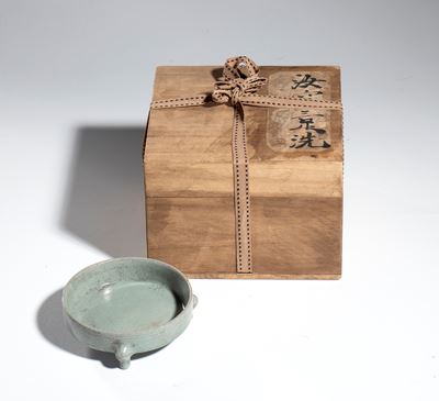 Tripode celadon, Cina, XX secolo, circa 1950, alt. 3 cm, diam. 9 cm