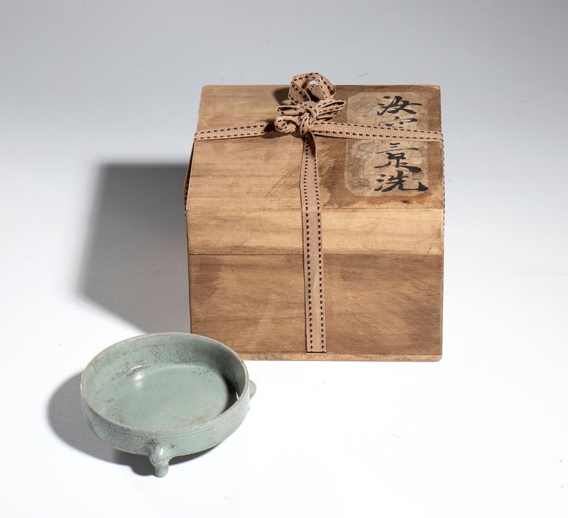 Tripode celadon, Cina, XX secolo, circa 1950, alt. 3 cm, diam. 9 cm