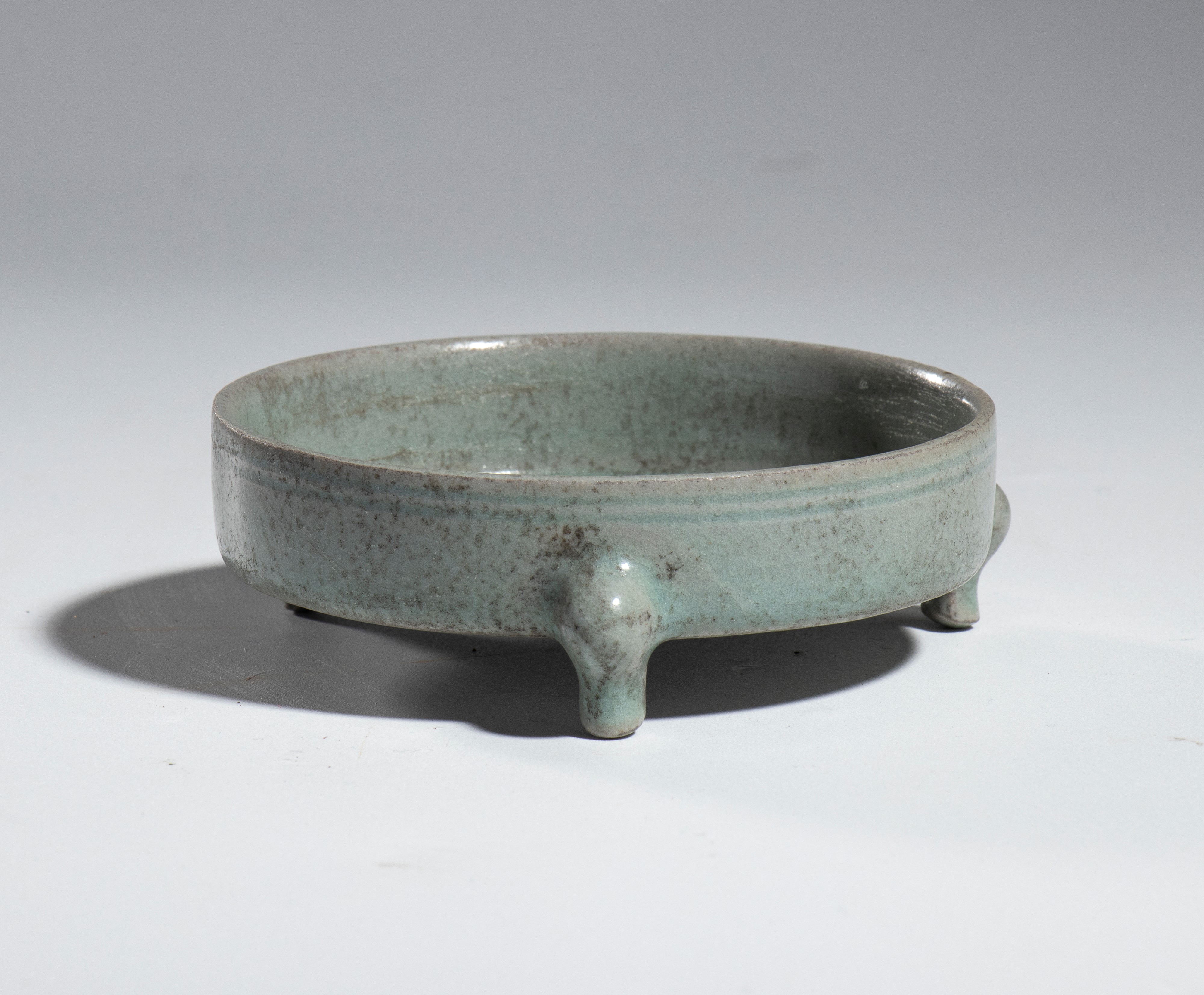 Tripode celadon, Cina, XX secolo, circa 1950, alt. 3 cm, diam. 9 cm