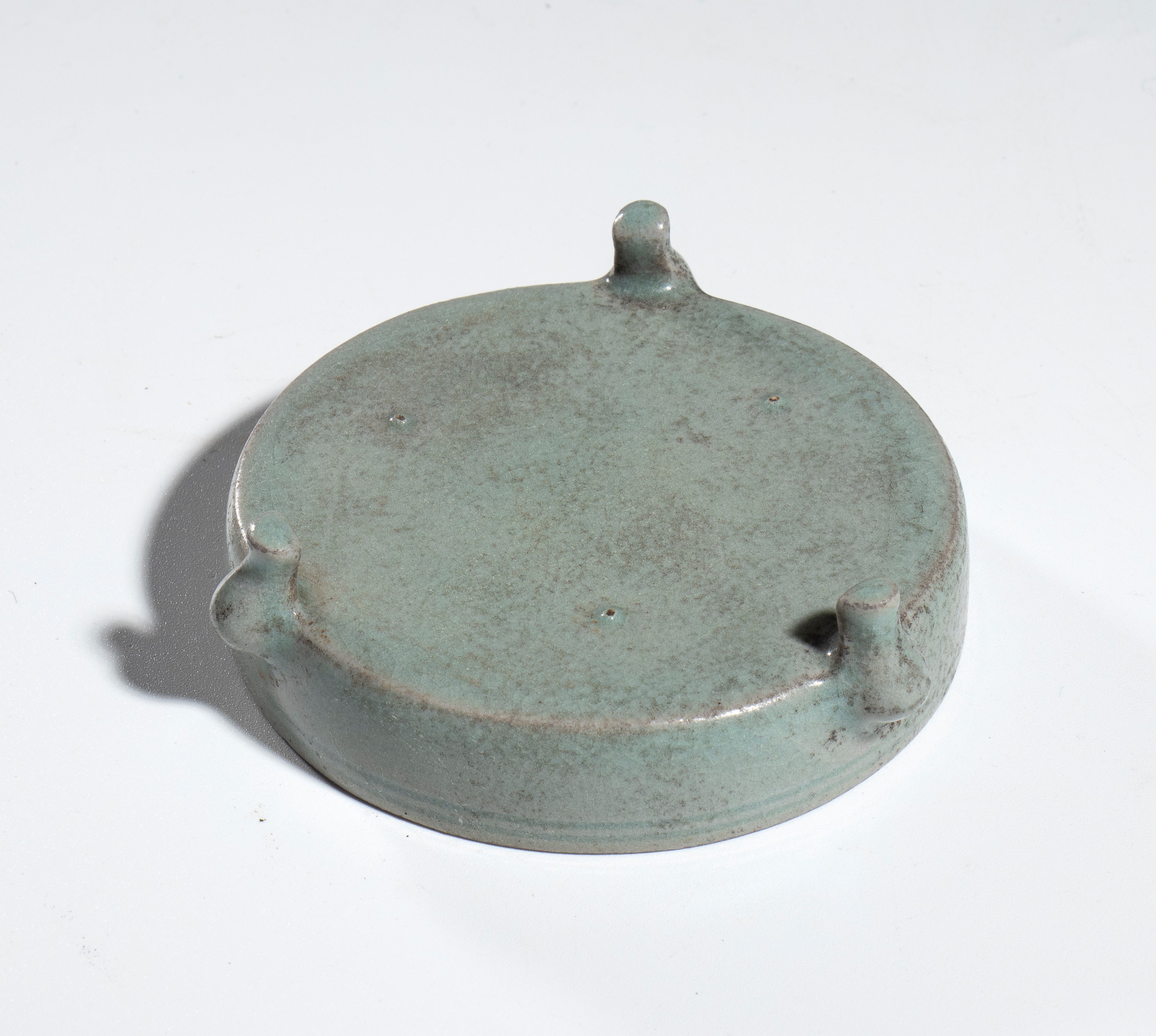 Tripode celadon, Cina, XX secolo, circa 1950, alt. 3 cm, diam. 9 cm