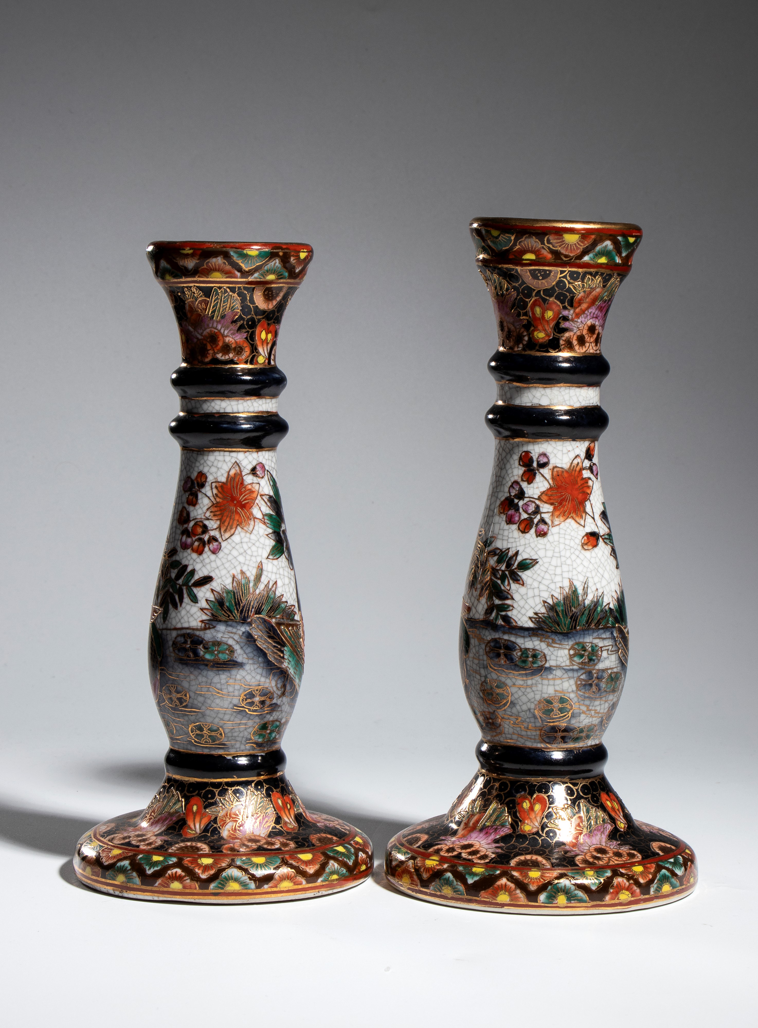 Cina, Coppia di candelieri in ceramica e vaso bianco e blu con decoro floreale