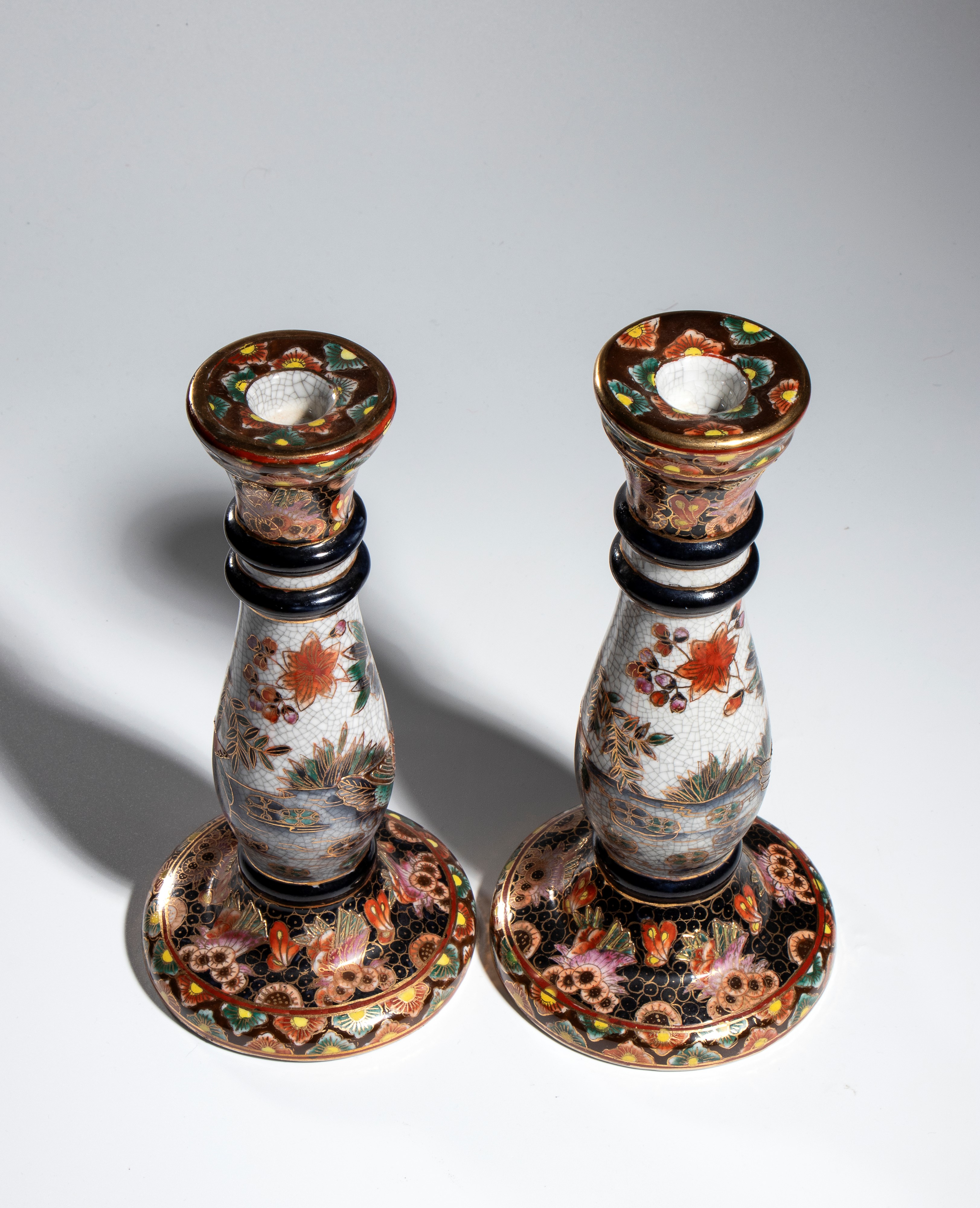 Cina, Coppia di candelieri in ceramica e vaso bianco e blu con decoro floreale