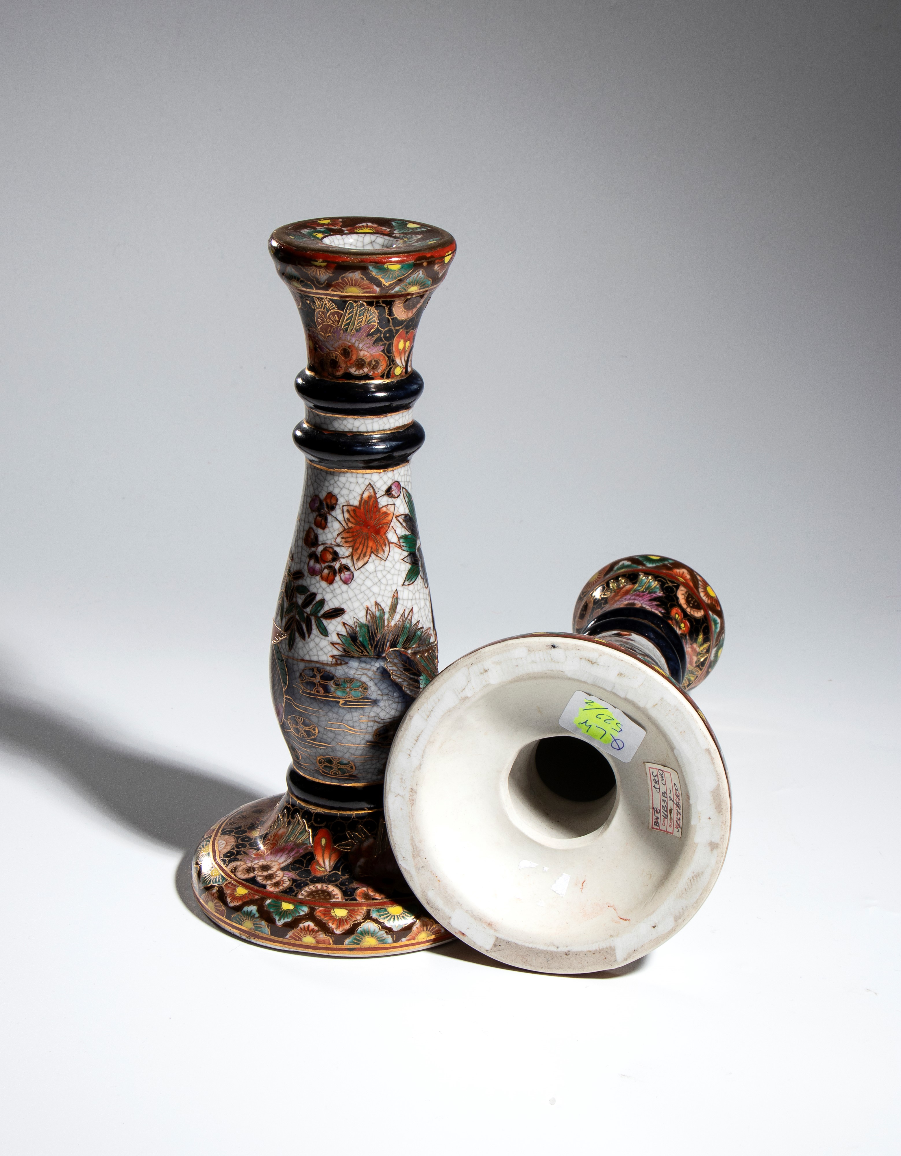 Cina, Coppia di candelieri in ceramica e vaso bianco e blu con decoro floreale