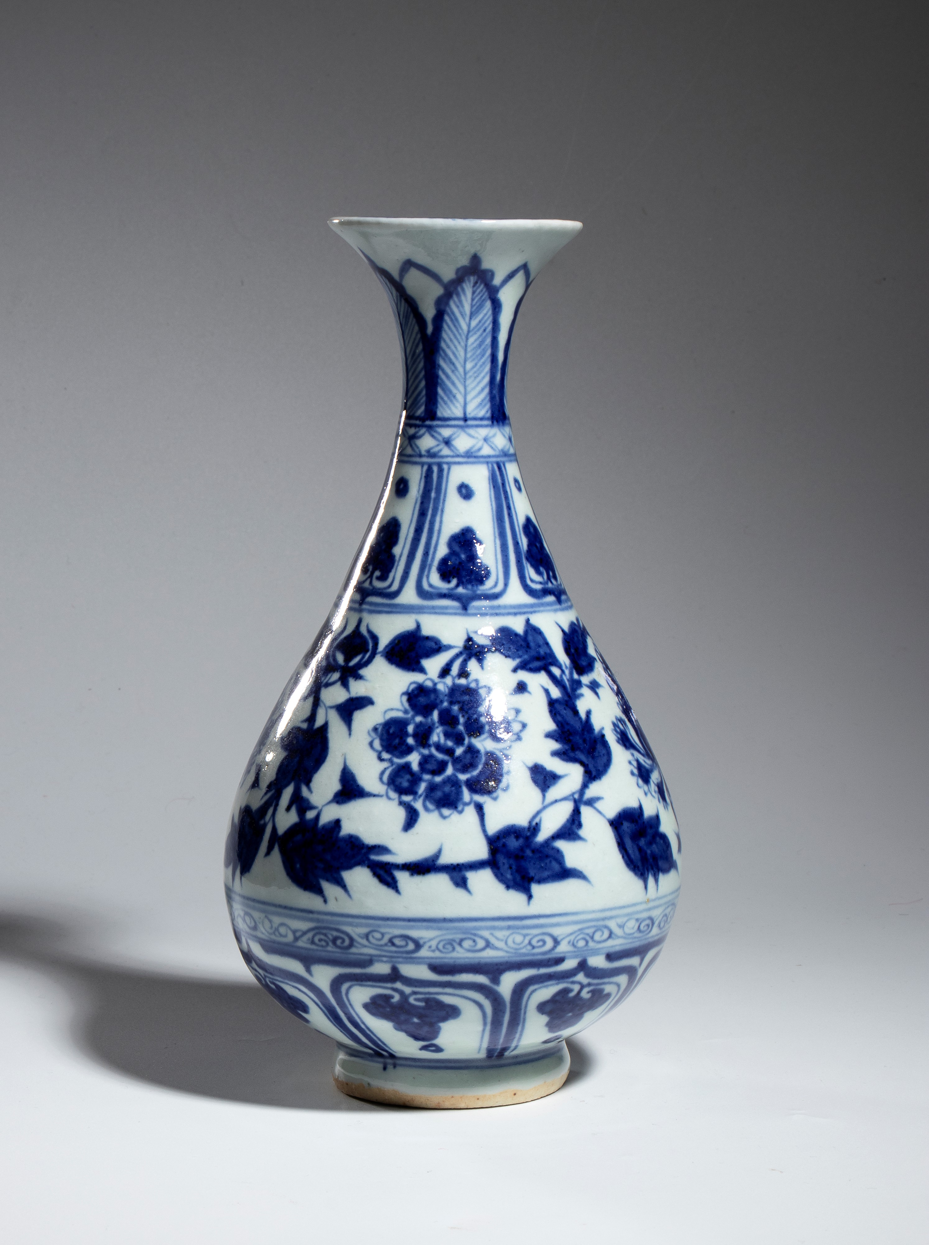 Cina, Coppia di candelieri in ceramica e vaso bianco e blu con decoro floreale