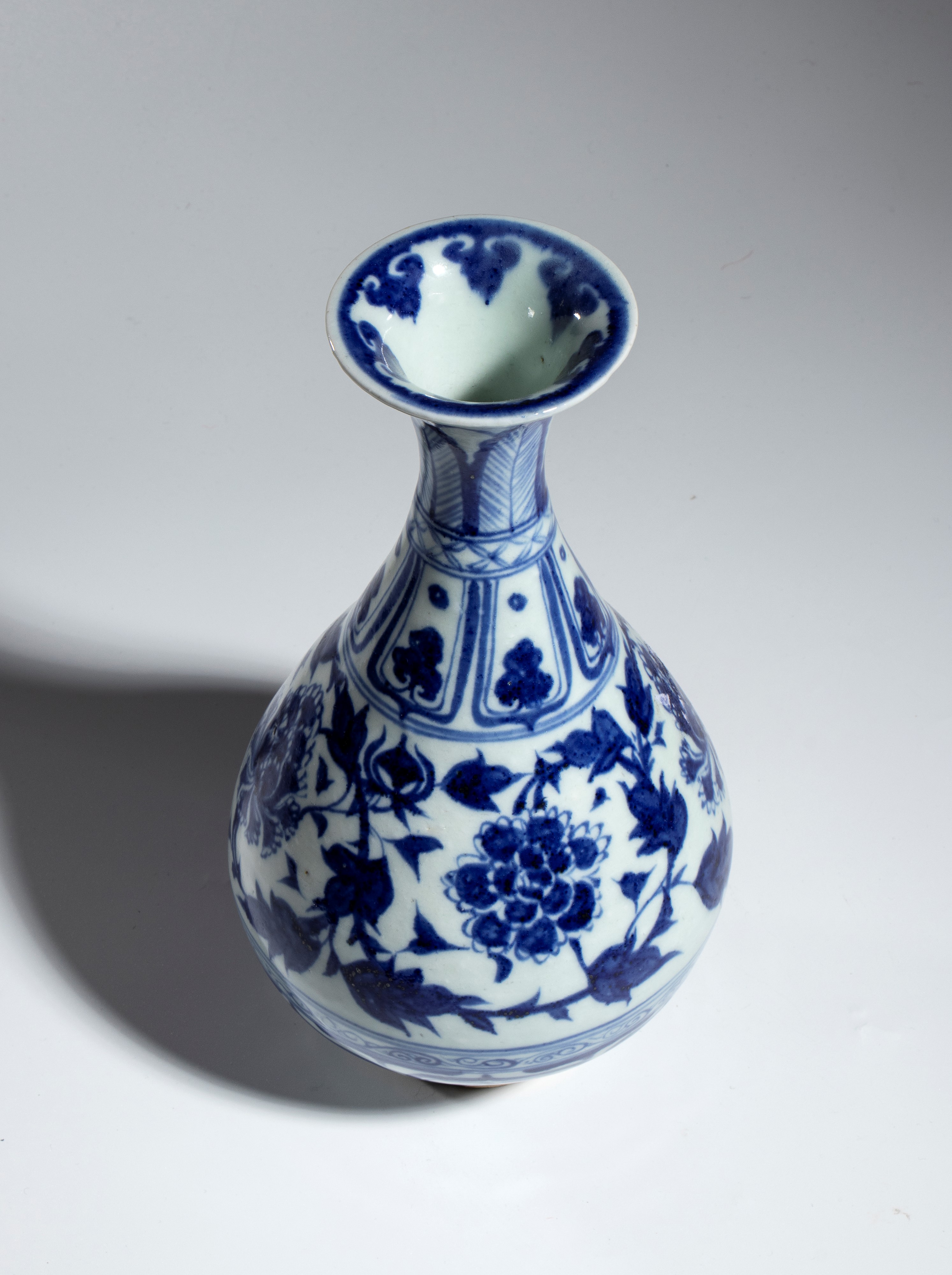 Cina, Coppia di candelieri in ceramica e vaso bianco e blu con decoro floreale