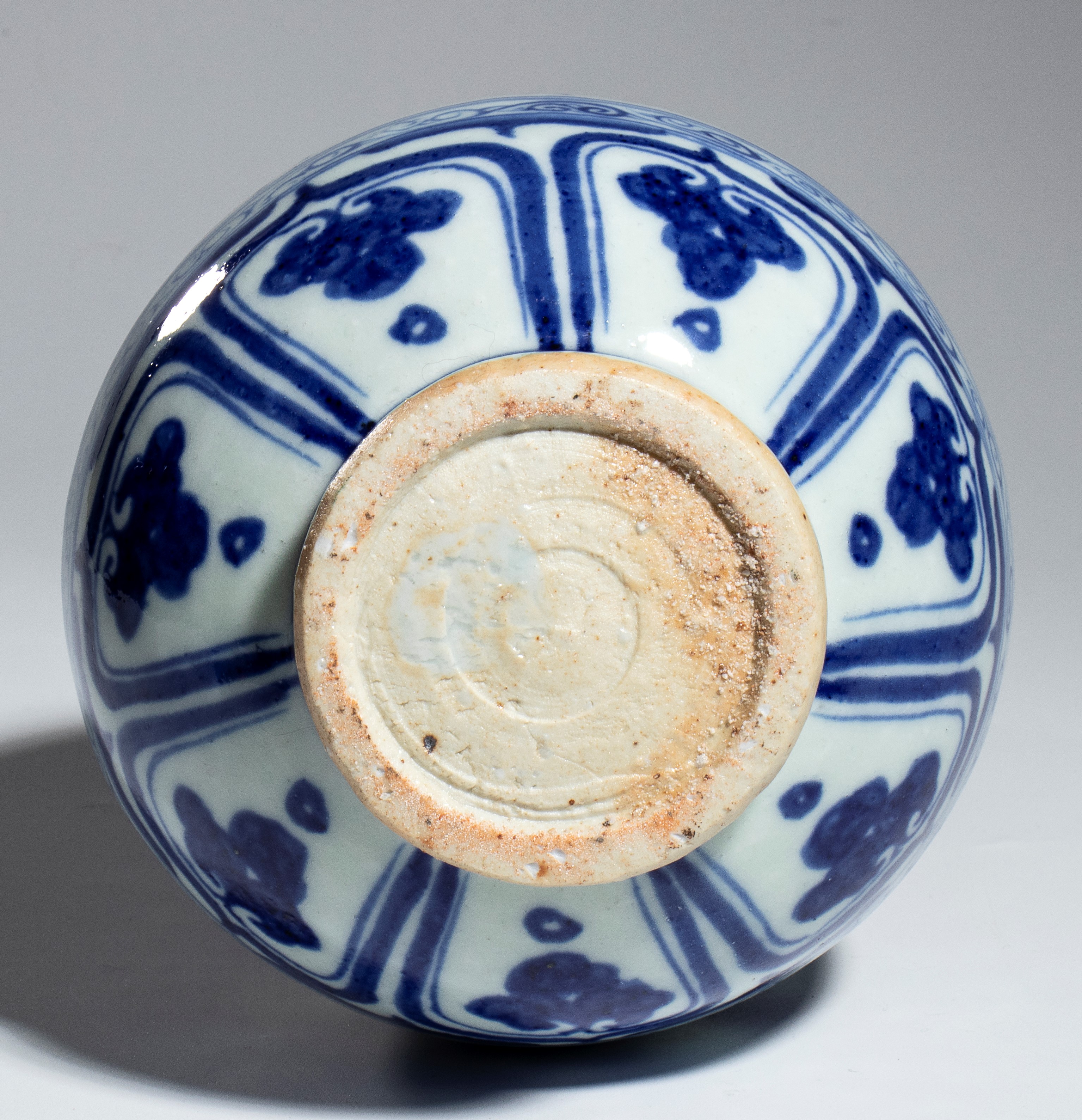 Cina, Coppia di candelieri in ceramica e vaso bianco e blu con decoro floreale