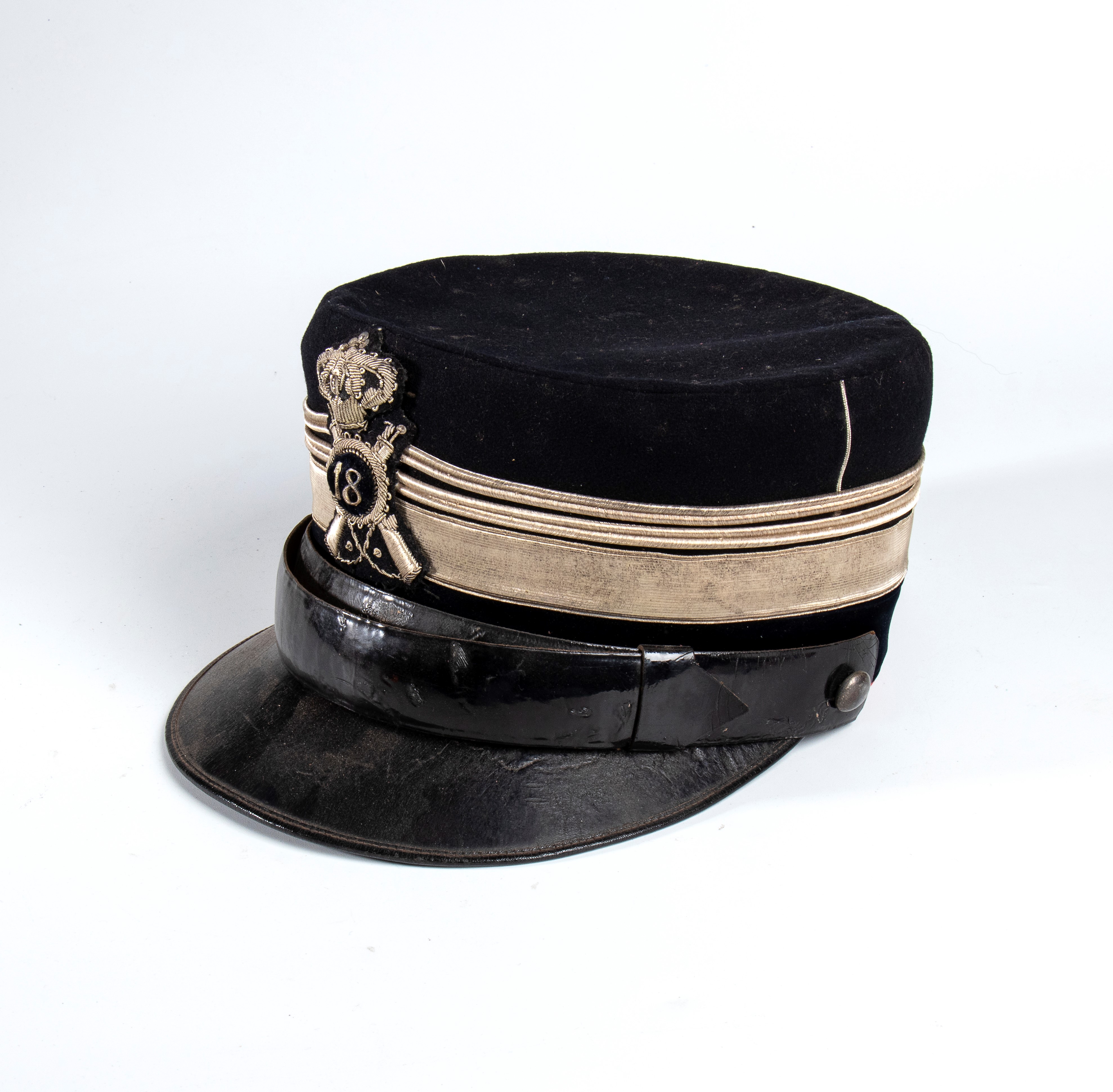 Berretto M.1903 da Ufficiale di Fanteria, in castorino con fregio ricamato