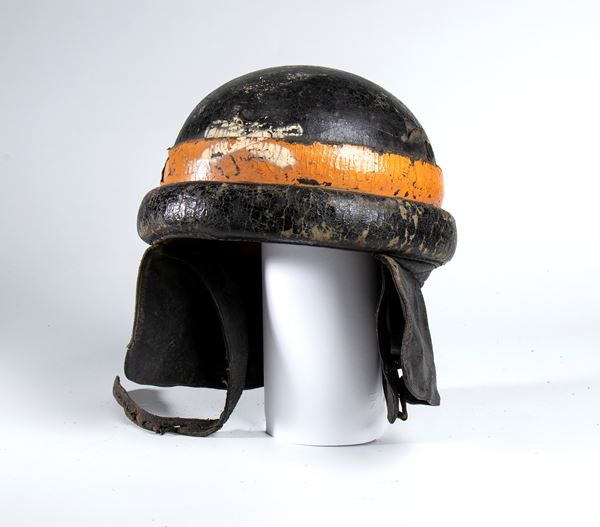 Casco da motociclista con fregio frontale