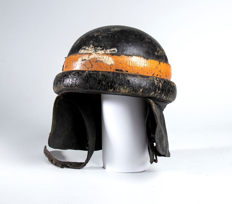 Casco da motociclista in pelle nera con fregio di artiglieria, prima metà XX secolo