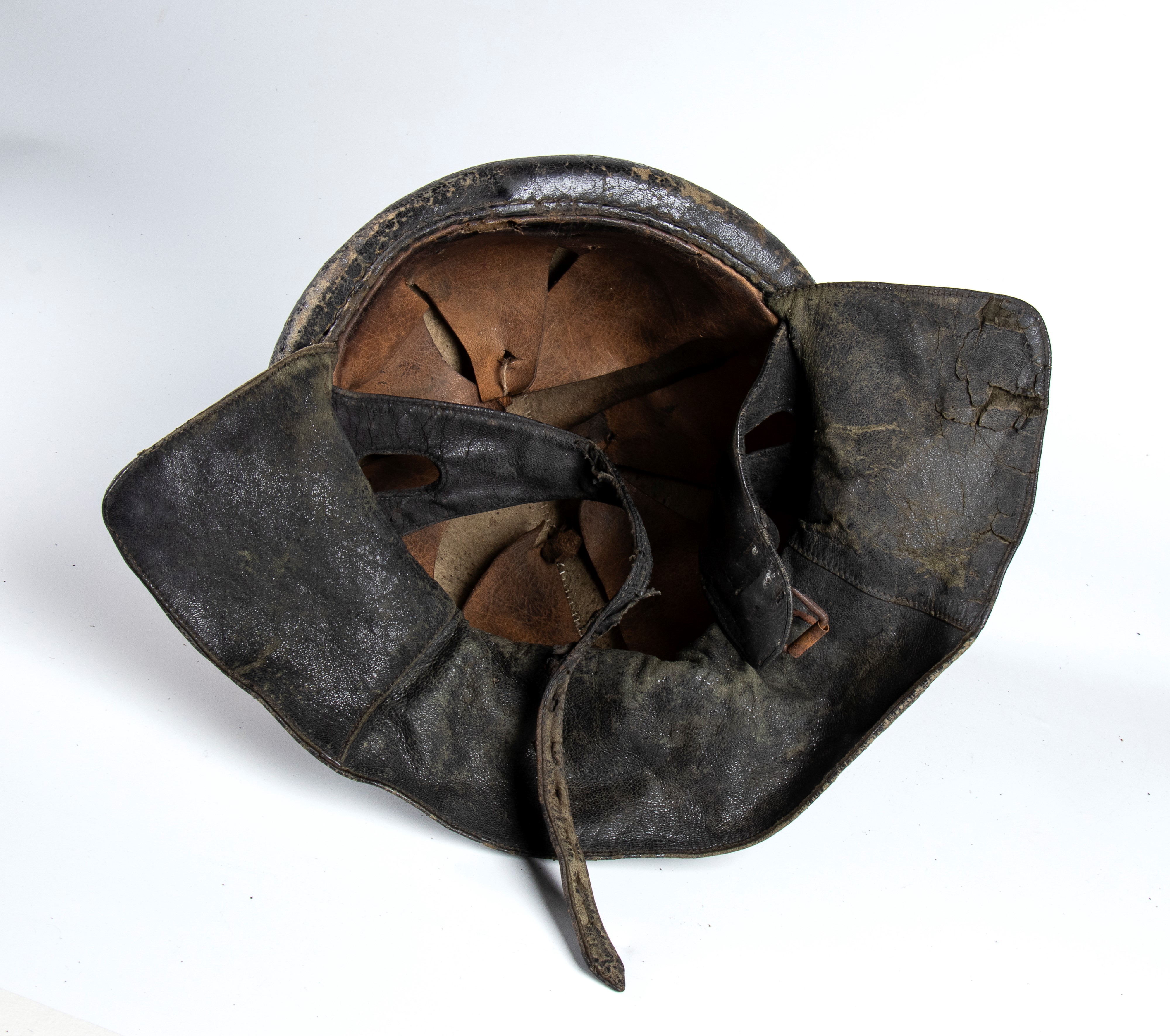 Casco da motociclista in pelle nera con fregio di artiglieria, prima metà XX secolo