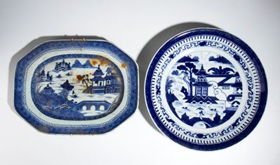 Due piatti da esportazione in porcellana bianca e blu, Canton, Cina, XX secolo