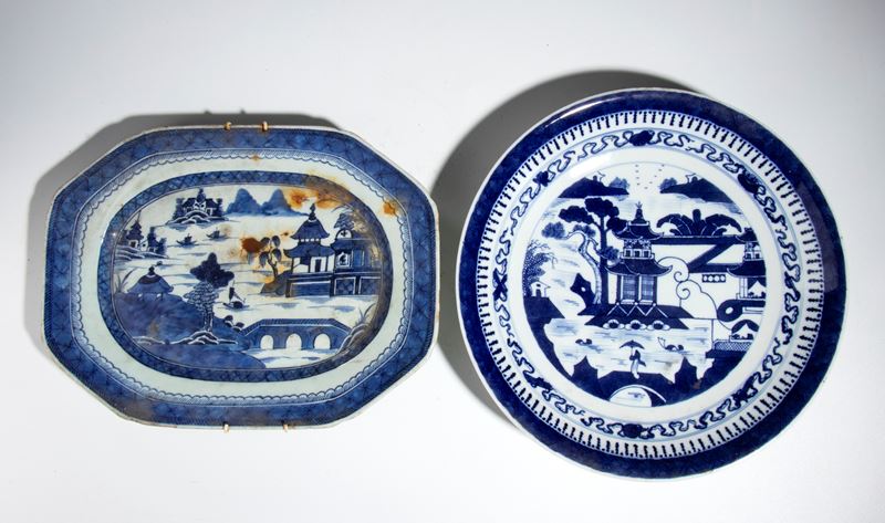Due piatti da esportazione in porcellana bianca e blu, Canton, Cina, XX secolo