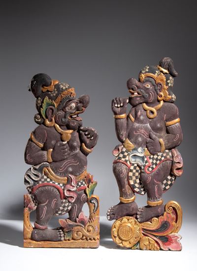 Coppia di intagli in legno dipinti, Indonesia, XIX secolo