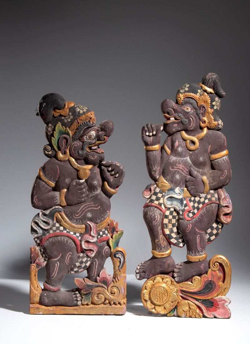 Coppia di intagli in legno dipinti, Indonesia, XIX secolo