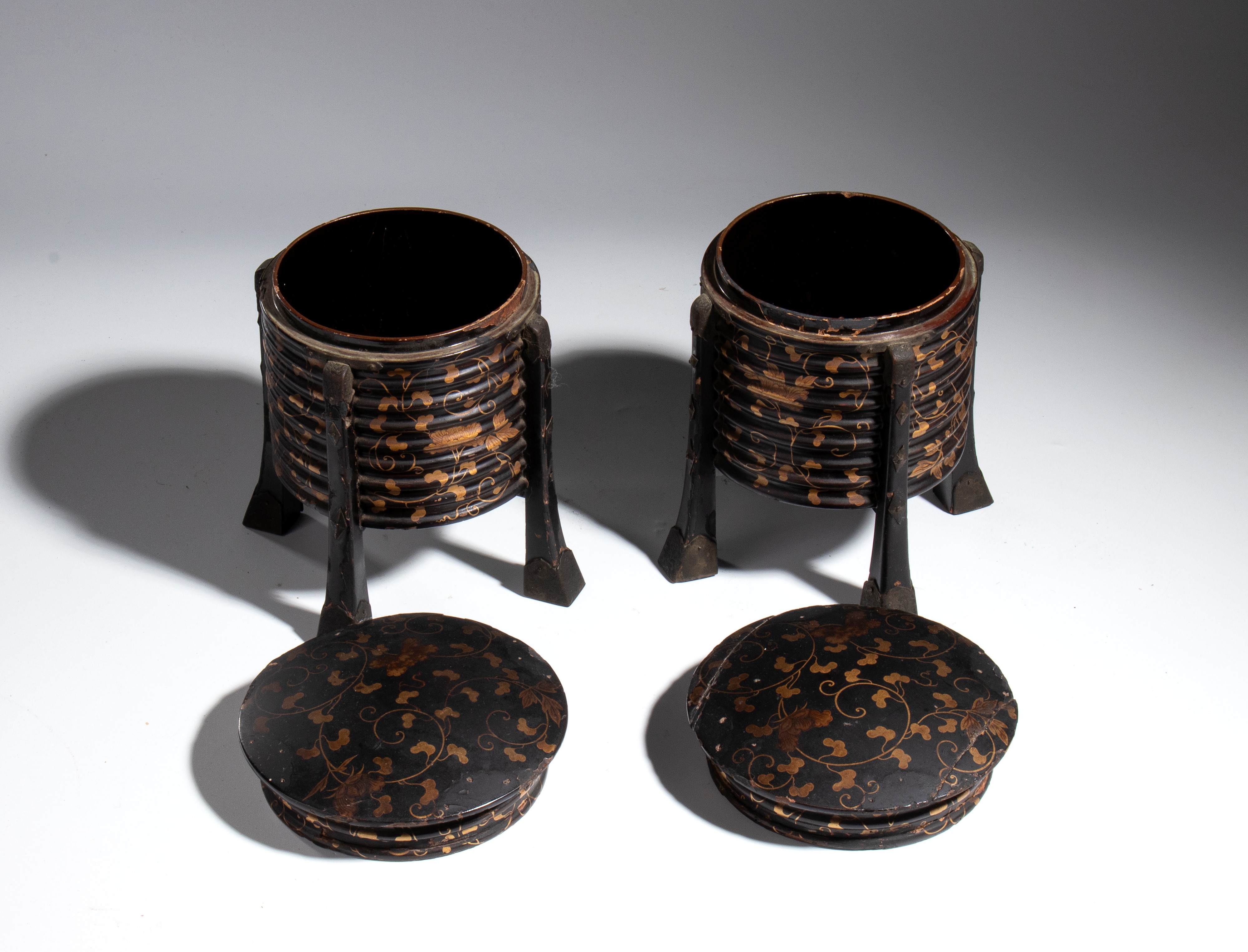 Coppia di contenitori per alimenti Hokai in lacca oro e nero coperti, Giappone