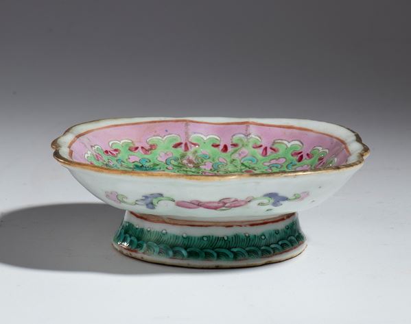 Rose family porcelain saucer, China