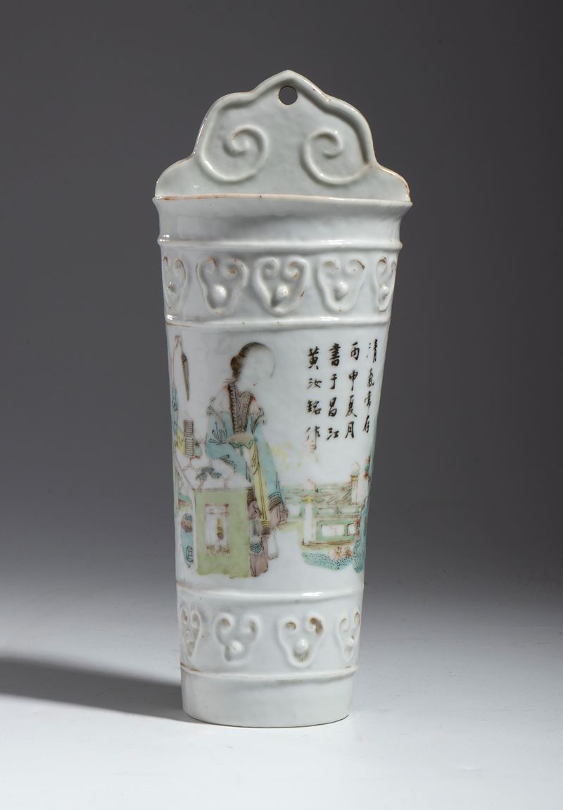 Porta baguette in porcelana con figura. Cina, Fine dinastia Qing (1644-1911)