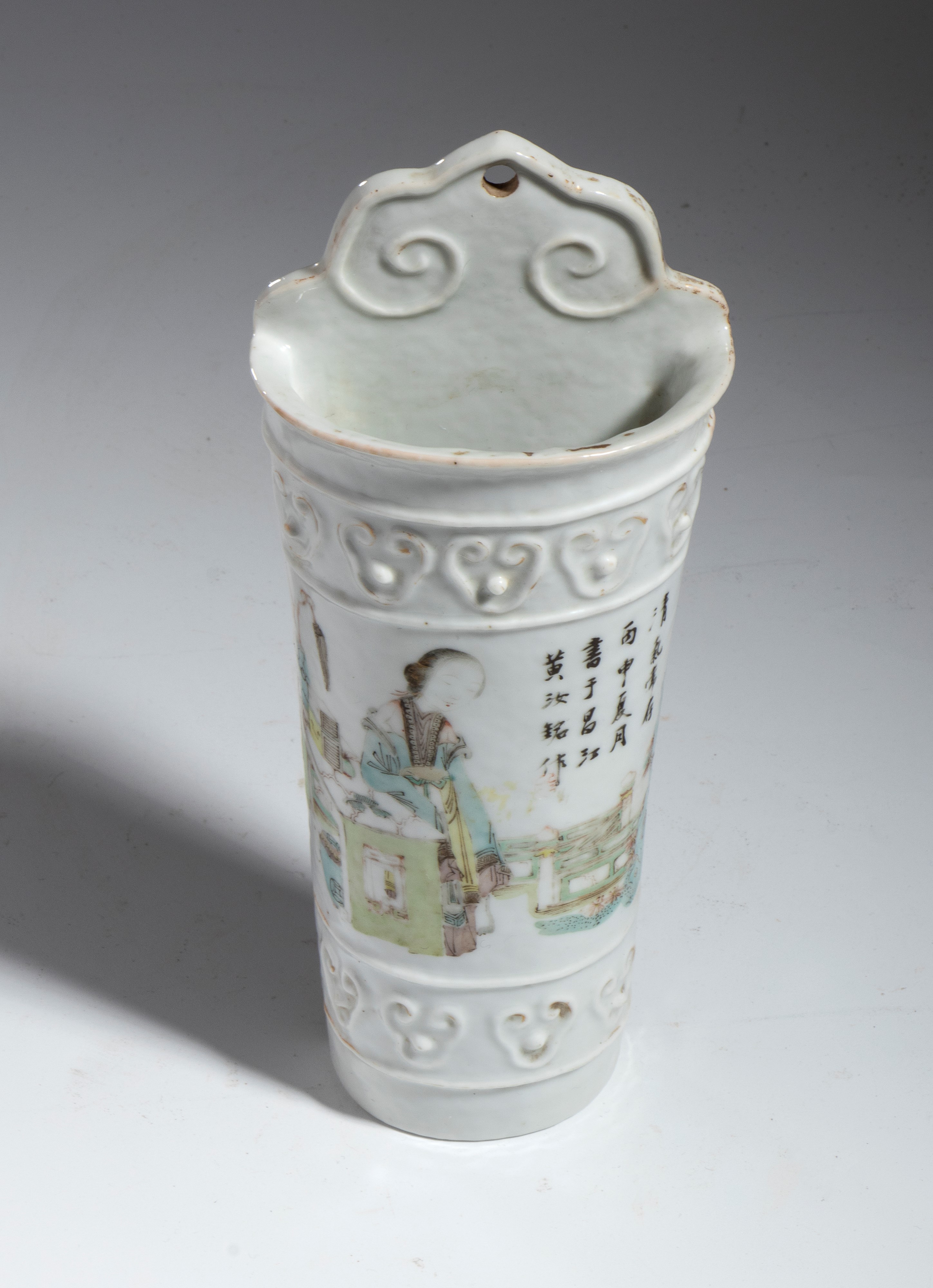 Porta baguette in porcelana con figura. Cina, Fine dinastia Qing (1644-1911)