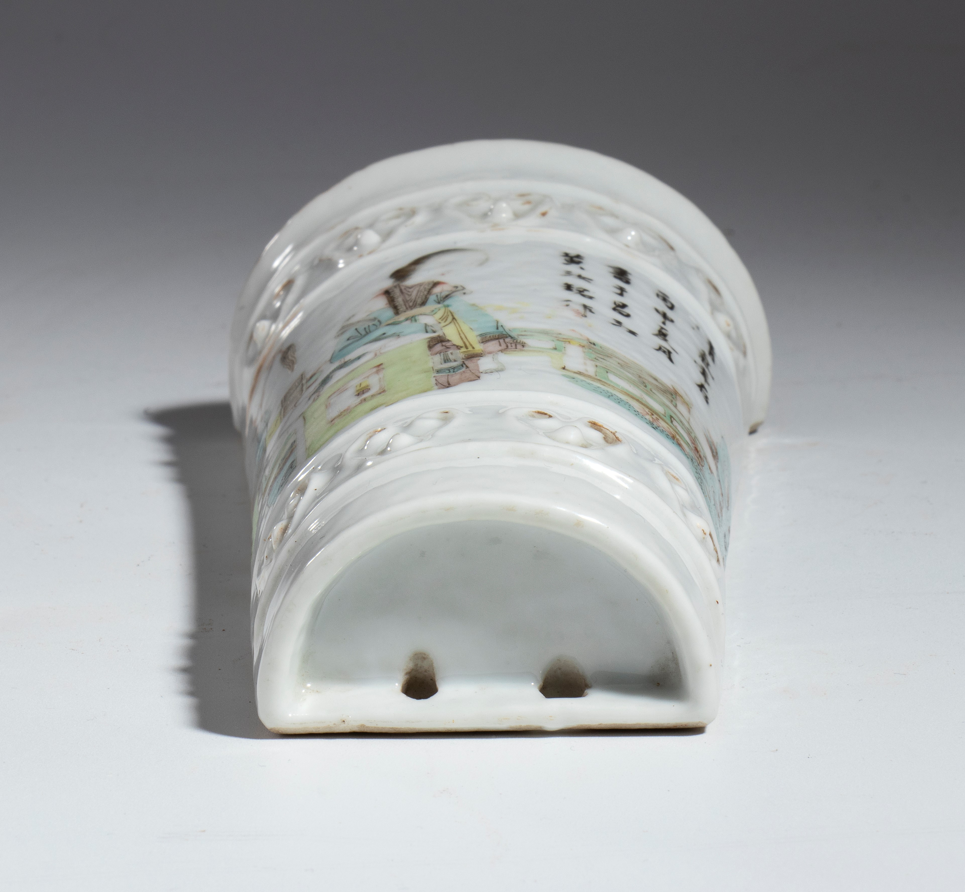 Porta baguette in porcelana con figura. Cina, Fine dinastia Qing (1644-1911)