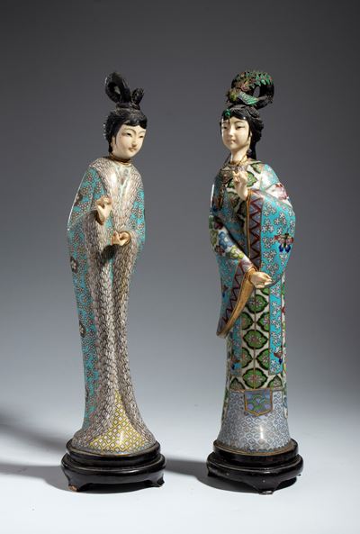 Coppia di figure di donne di corte, smalto cloisonné su rame, Cina, Dinastia Qing (1644-1911), 19...