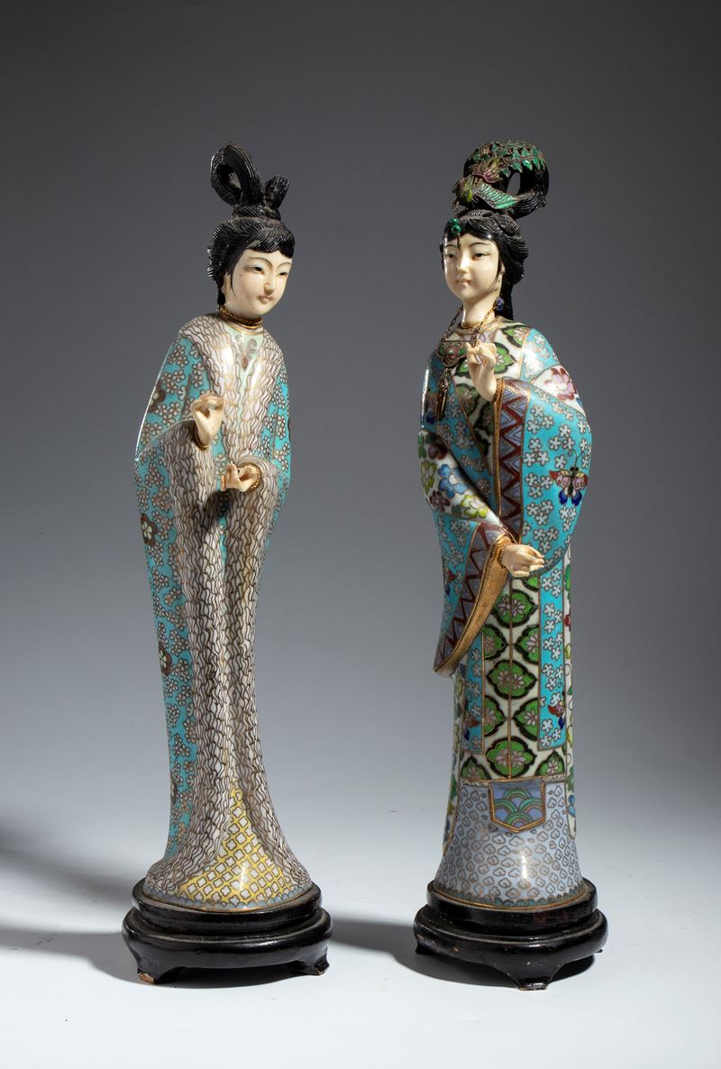 Cina, Coppia di figure femminili in smalto cloisonné su rame, Dinastia Qing, circa 1900