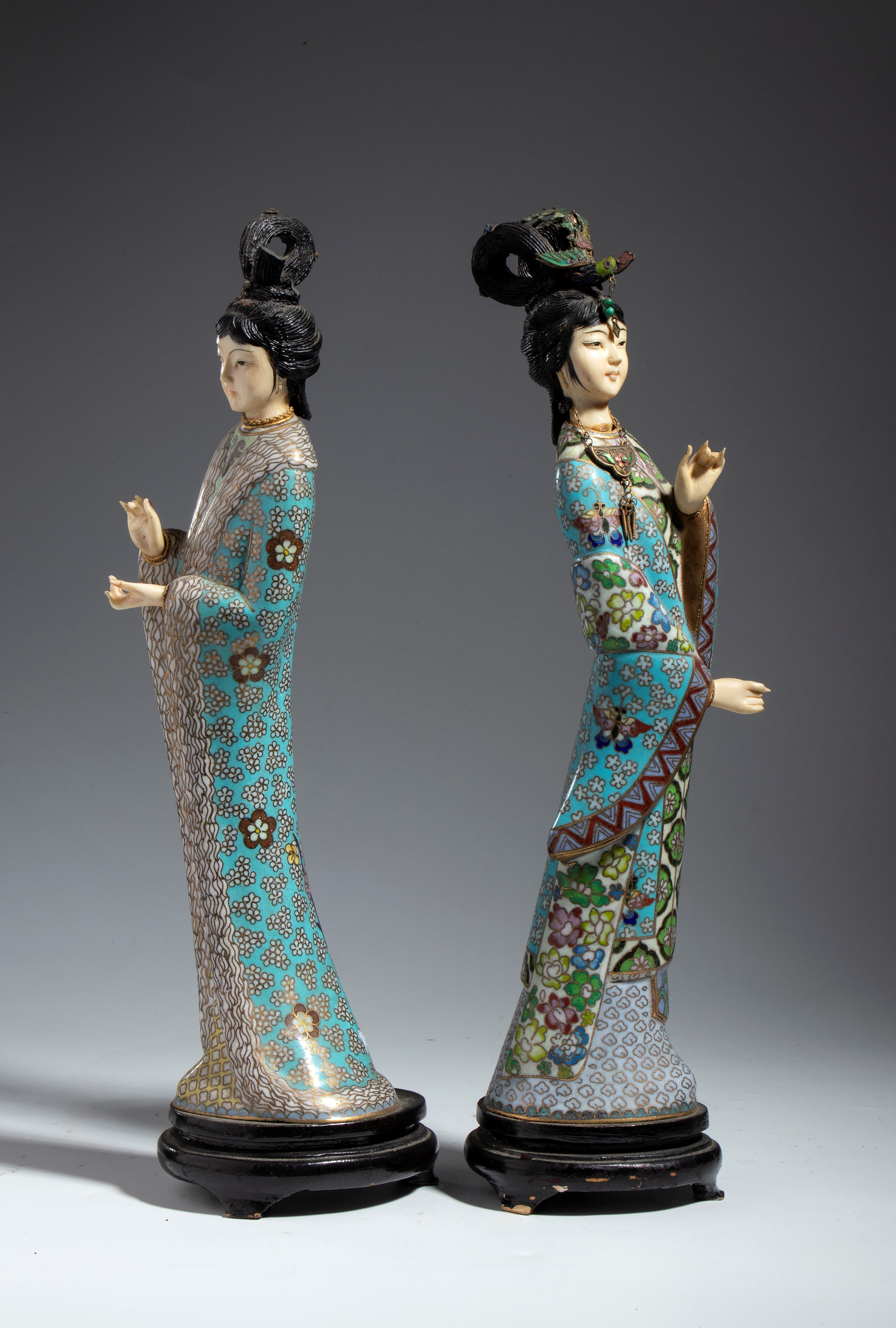 Cina, Coppia di figure femminili in smalto cloisonné su rame, Dinastia Qing, circa 1900