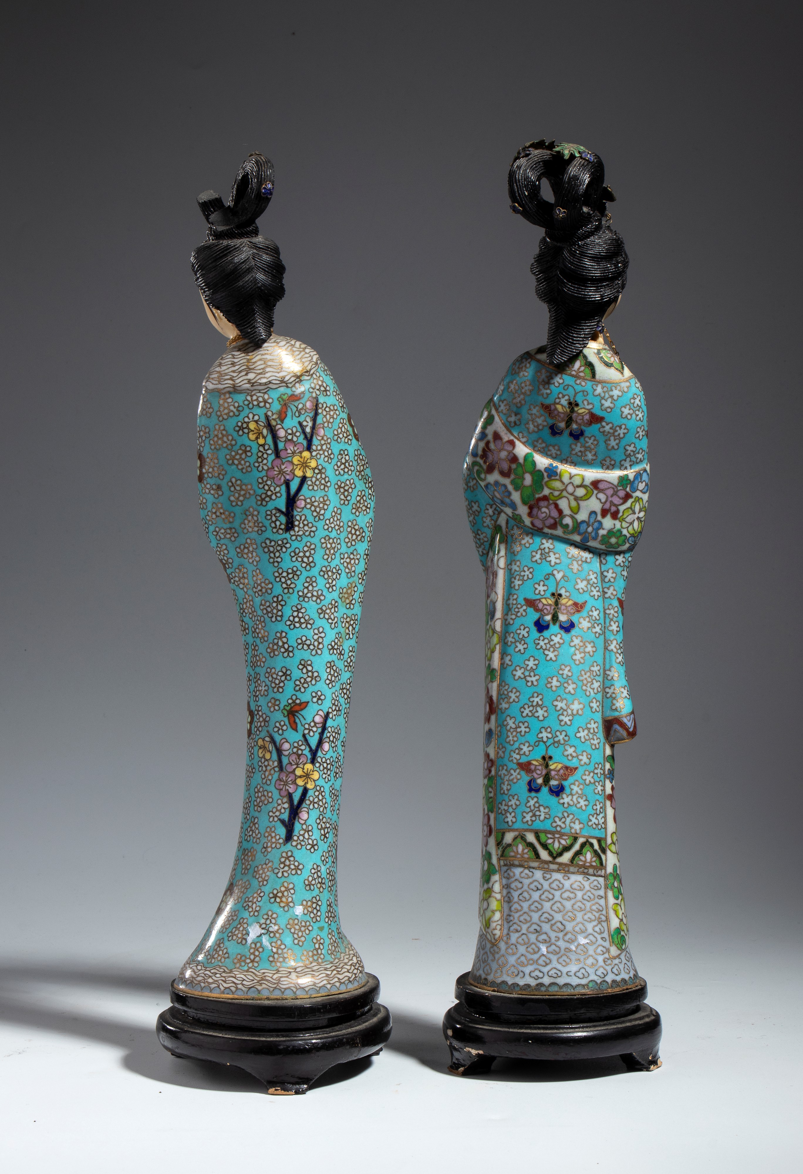 Cina, Coppia di figure femminili in smalto cloisonné su rame, Dinastia Qing, circa 1900