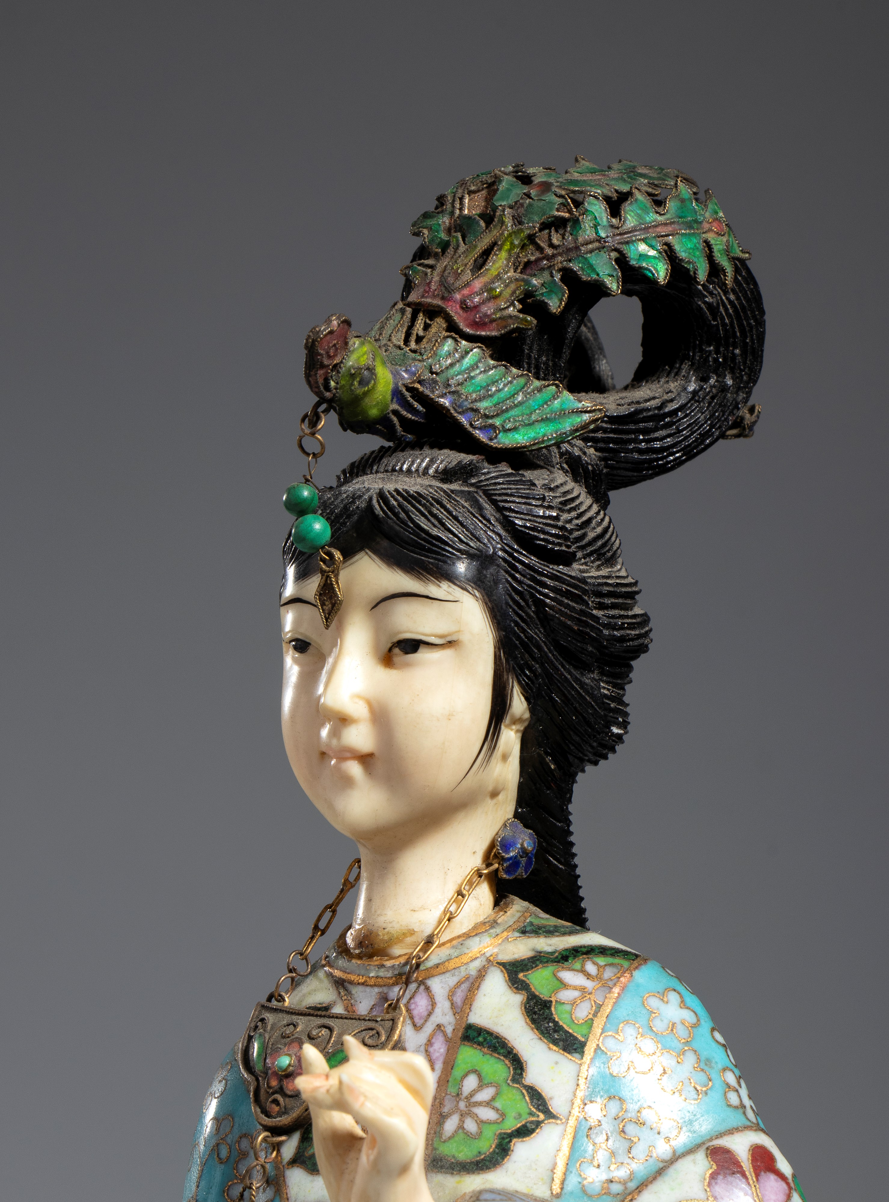 Cina, Coppia di figure femminili in smalto cloisonné su rame, Dinastia Qing, circa 1900