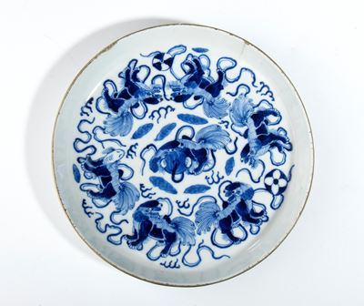 Piatto in porcellana bianca e blu con decorazione di cani pechinesi, Cina, dinastia Qing