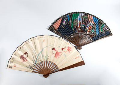 Due ventagli dipinti, Cina, XX secolo, altezze 33 cm e 30 cm