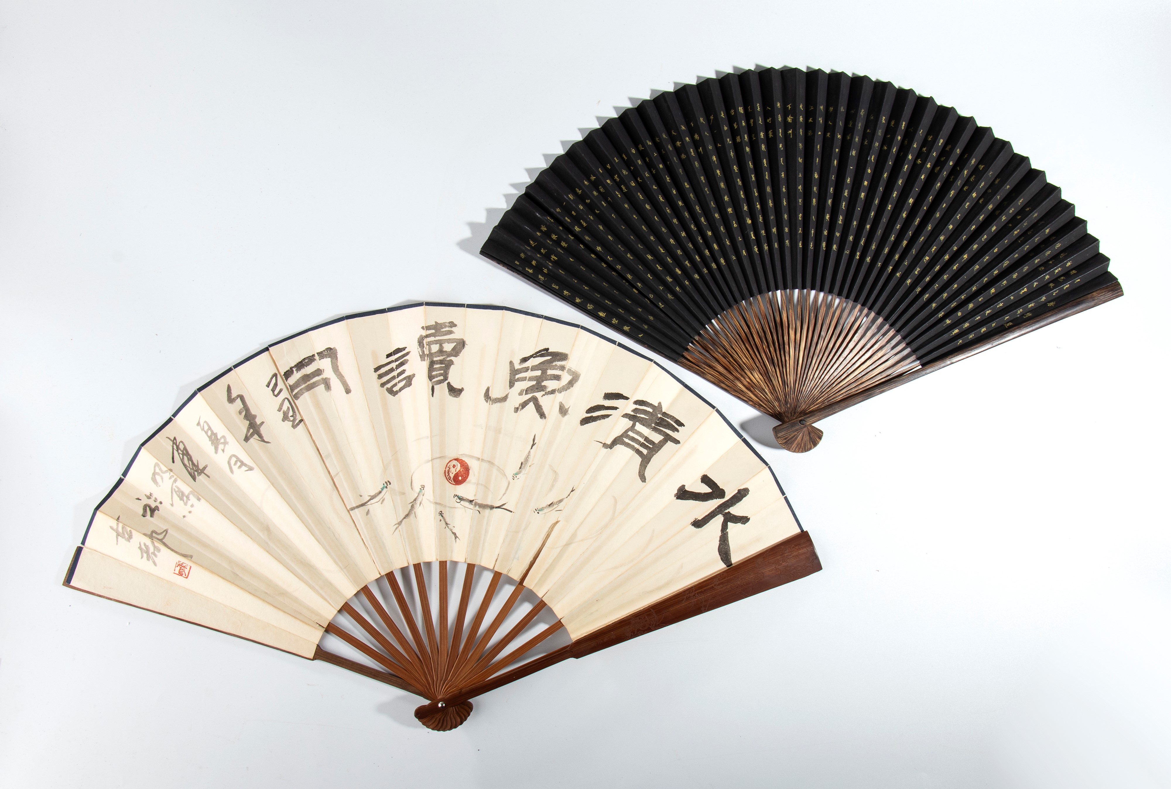 Due ventagli dipinti, Cina, XX secolo, altezze 33 cm e 30 cm
