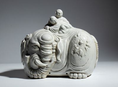 Gruppo di figure in porcellana Dehua Blanc de Chine, rappresentazione di bambini e elefante, XX s...