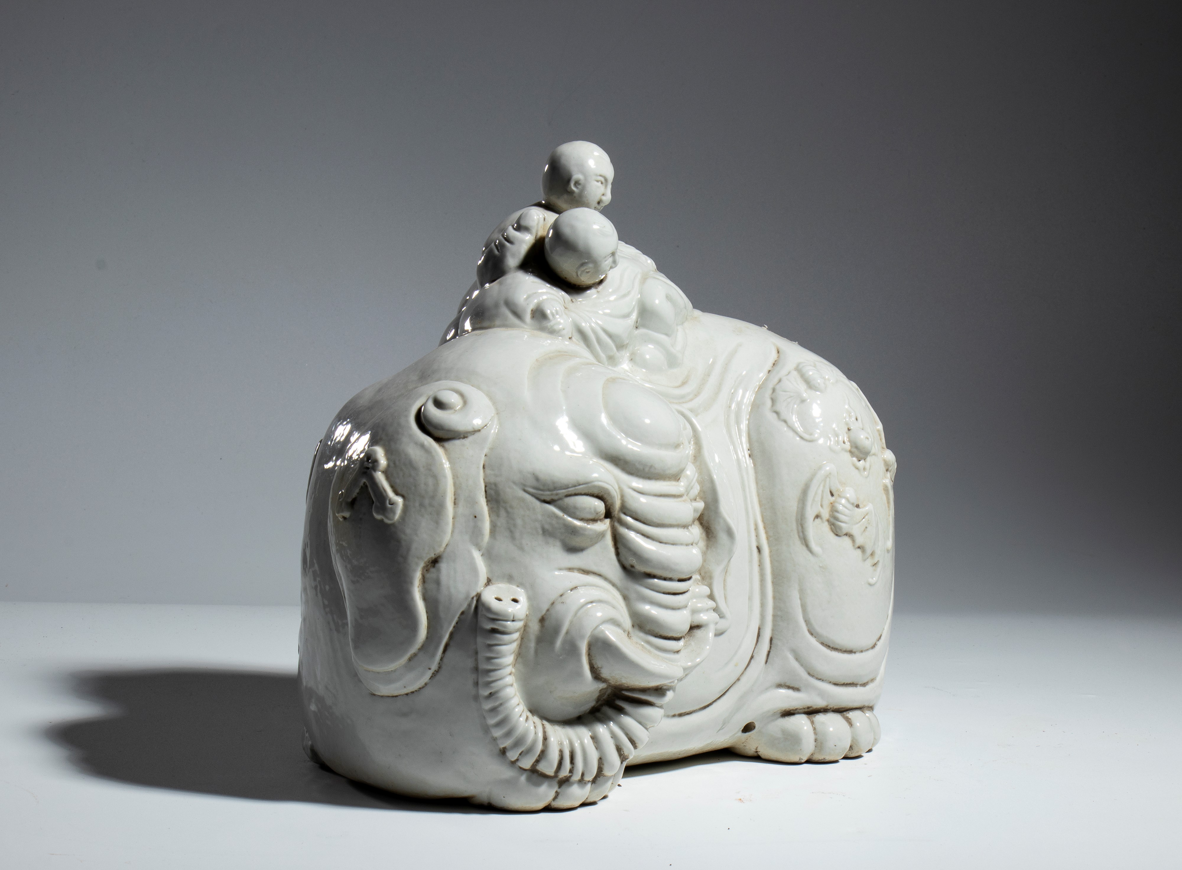 Gruppo di figure in porcellana Dehua Blanc de Chine, rappresentazione di bambini e elefante, XX s...