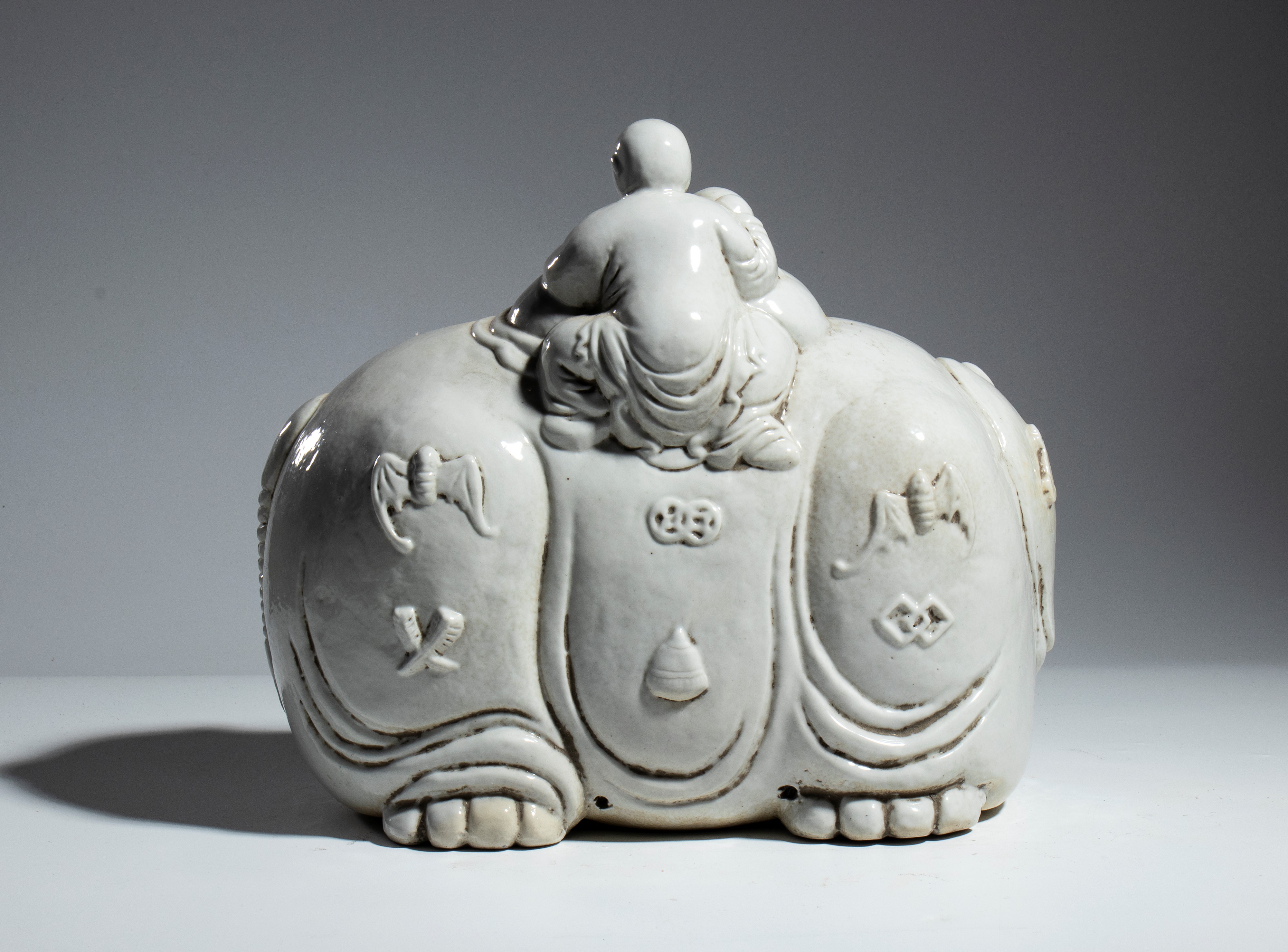 Gruppo di figure in porcellana Dehua Blanc de Chine, rappresentazione di bambini e elefante, XX s...