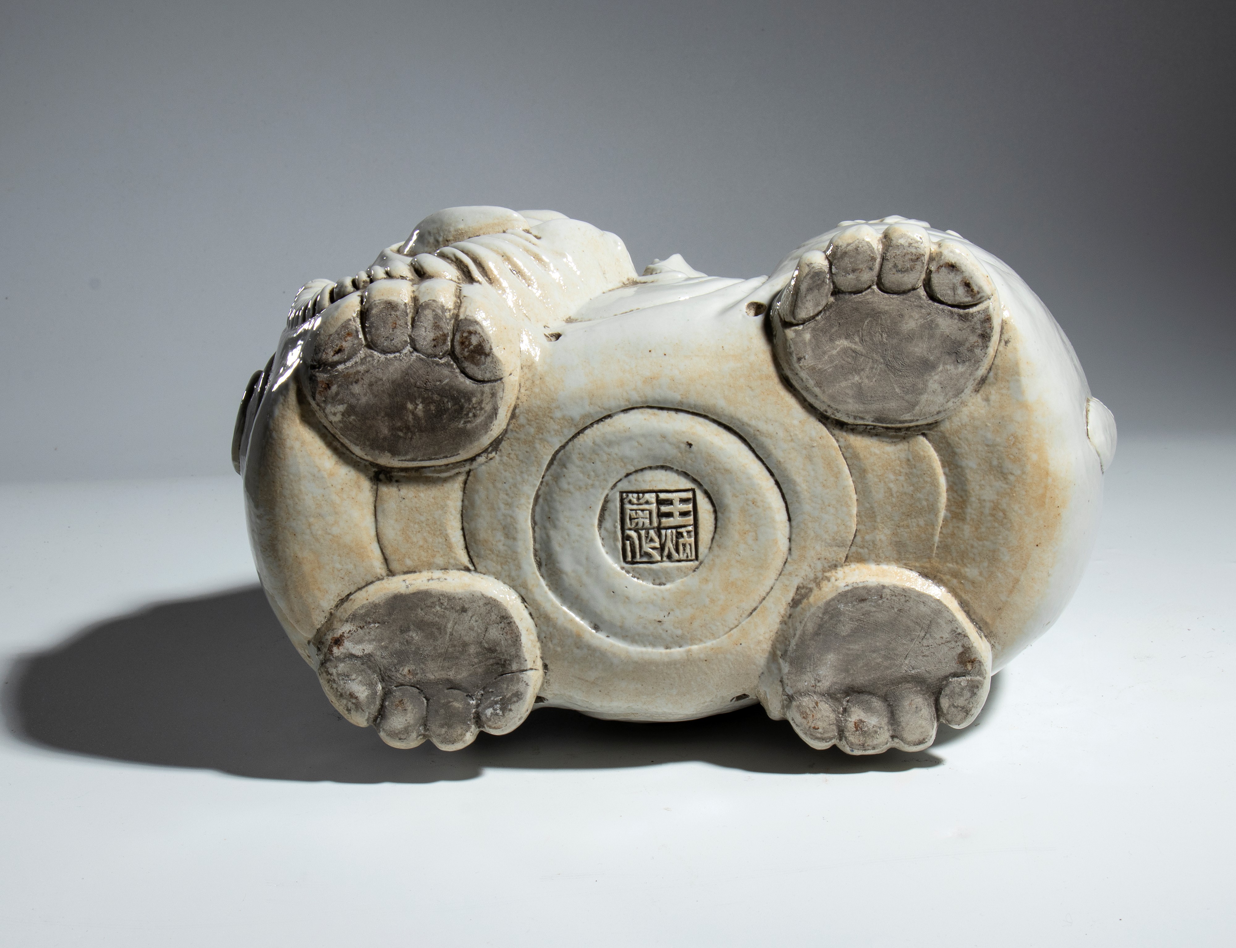 Gruppo di figure in porcellana Dehua Blanc de Chine, rappresentazione di bambini e elefante, XX s...