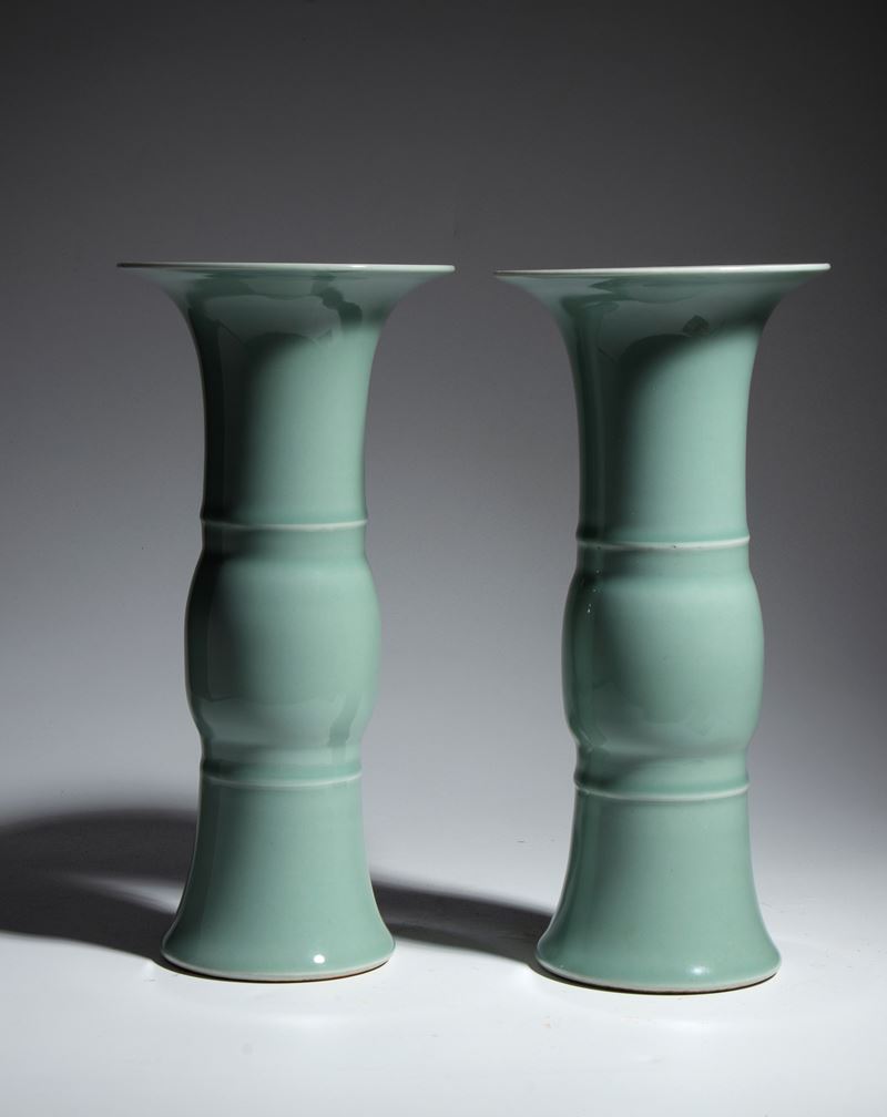 Coppia di vasi in porcellana a smalto celadon. Cina, XX secolo