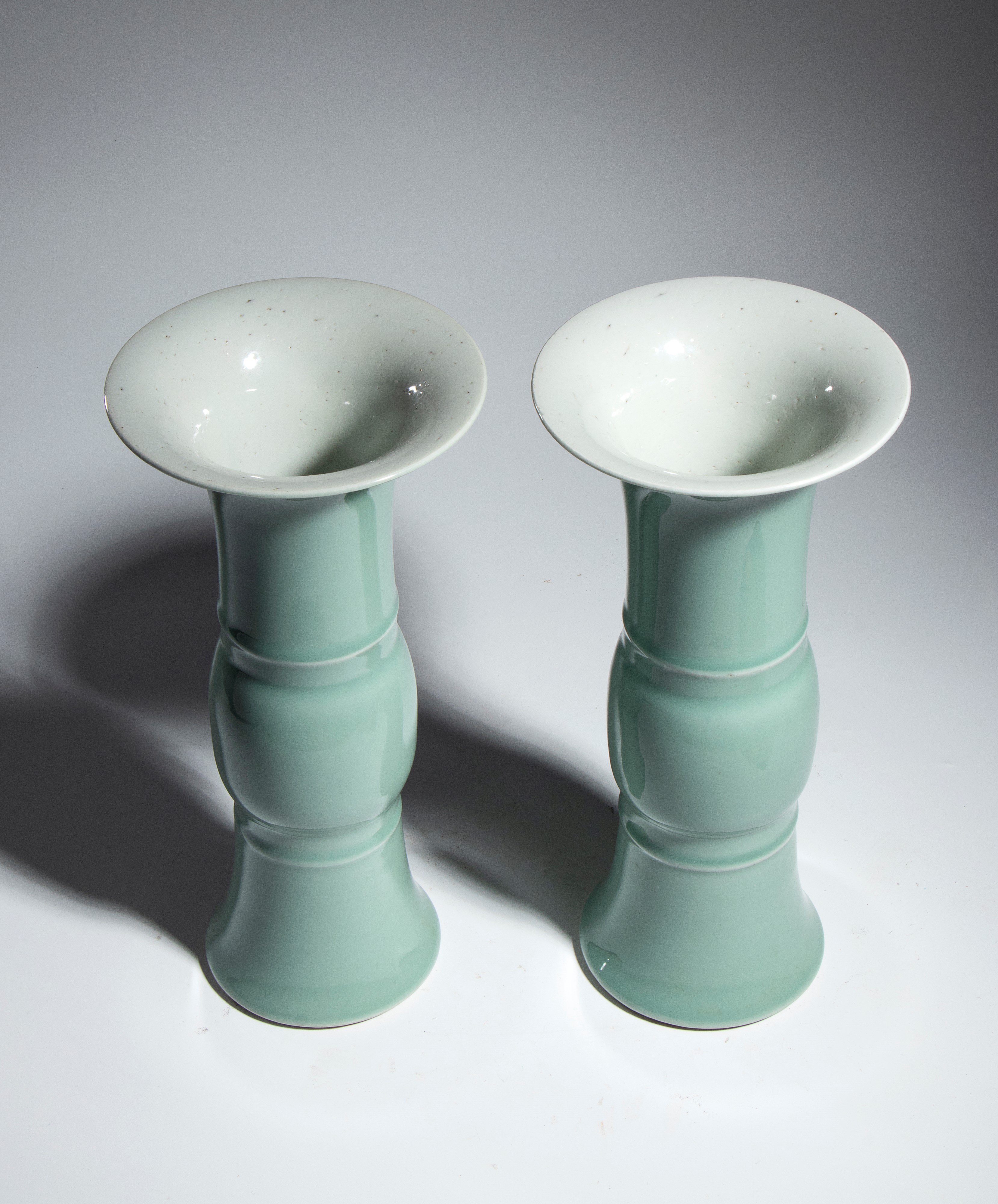 Coppia di vasi in porcellana a smalto celadon. Cina, XX secolo