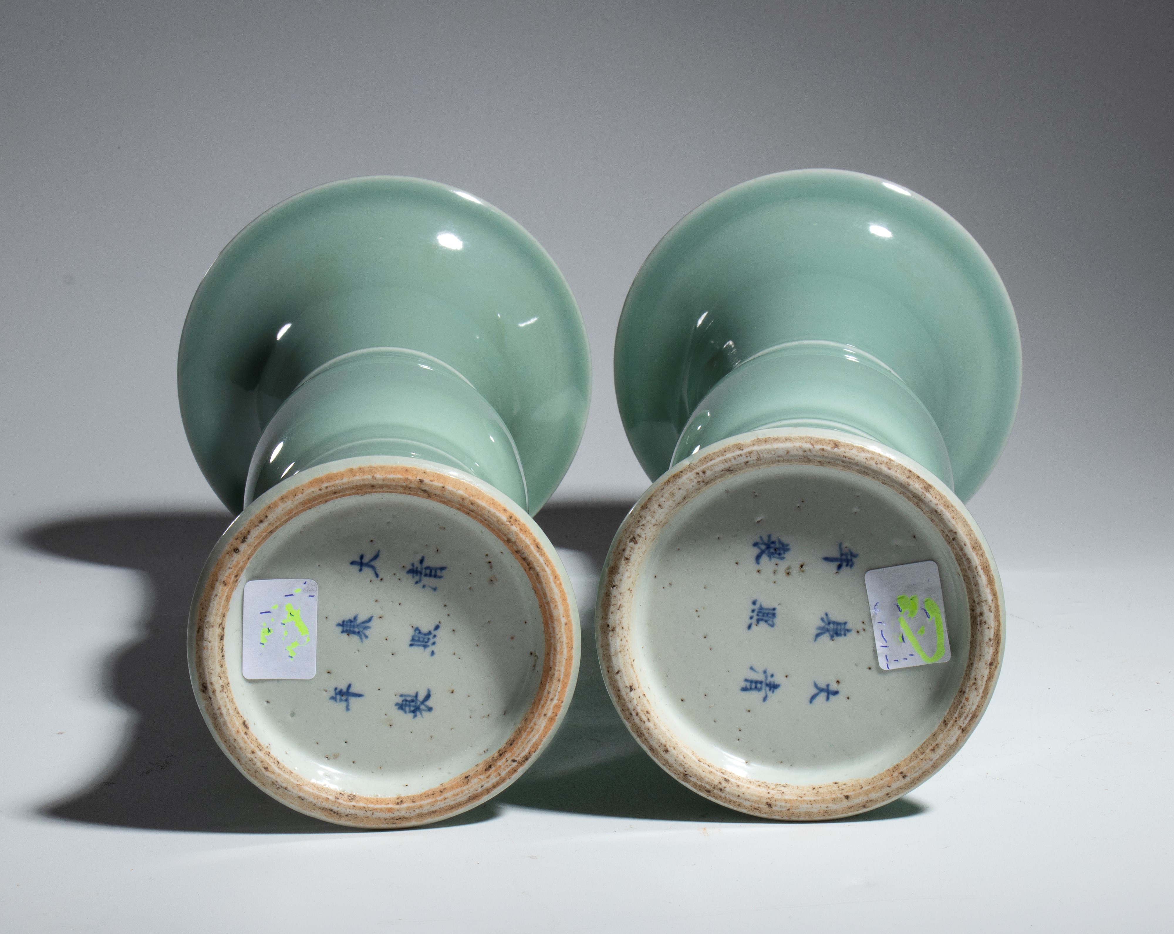 Coppia di vasi in porcellana a smalto celadon. Cina, XX secolo