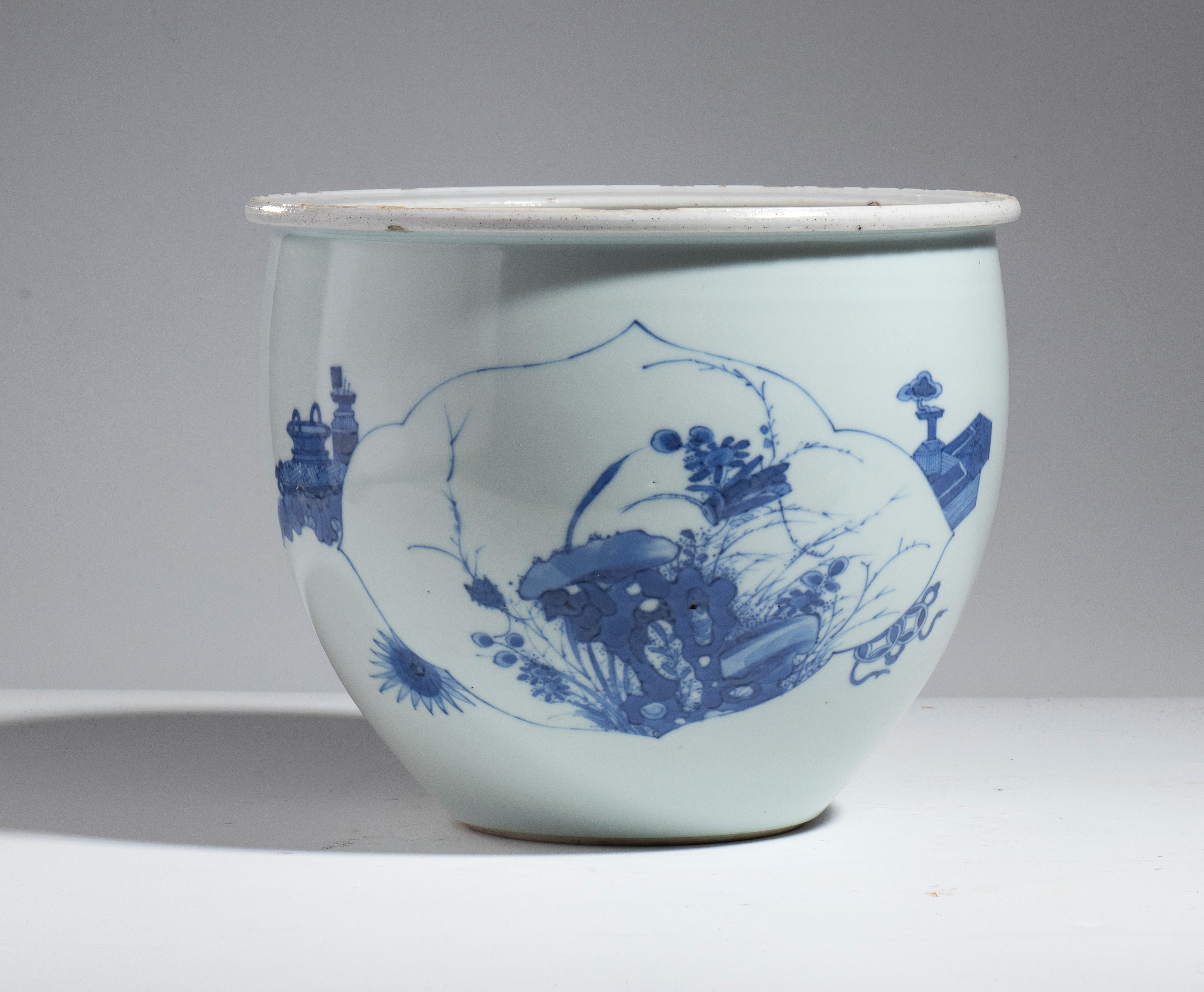 Jardiniere in porcellana bianca e blu con decoro naturalistico, Cina, XX secolo