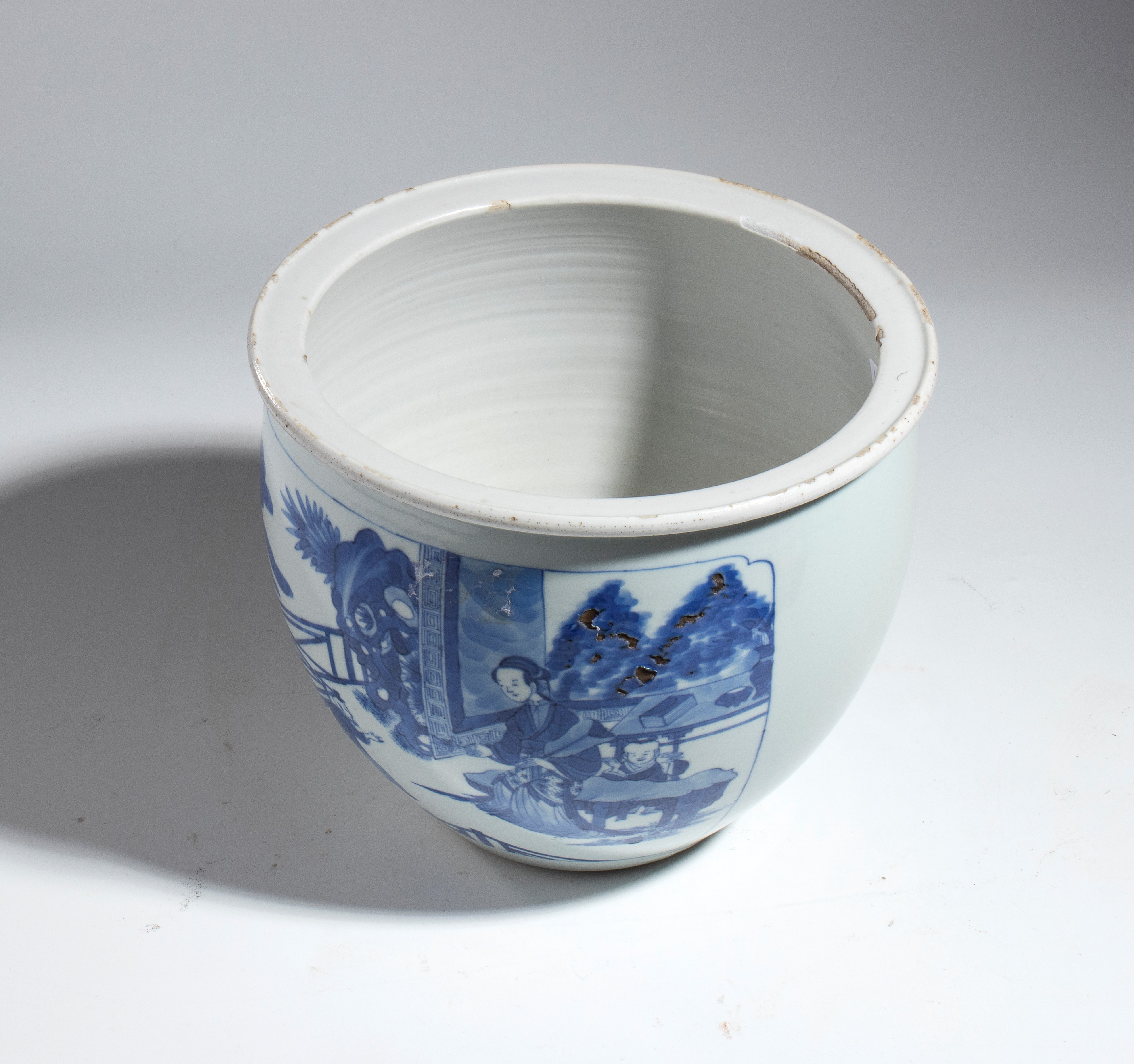Jardiniere in porcellana bianca e blu con decoro naturalistico, Cina, XX secolo
