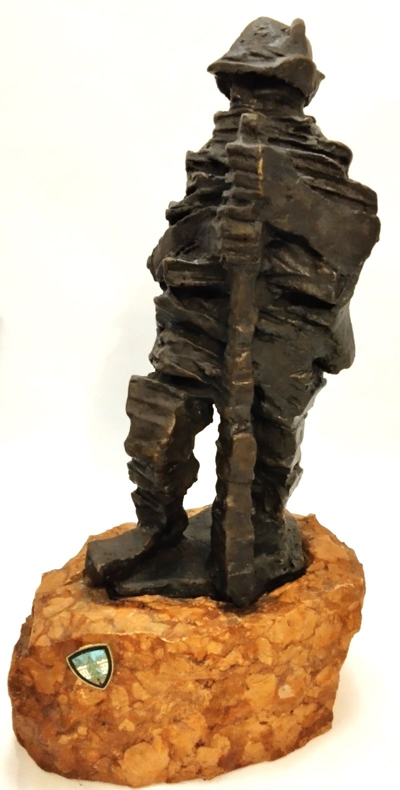 Alpino nella tormenta, scultura in bronzo con base in marmo rosa di Verona