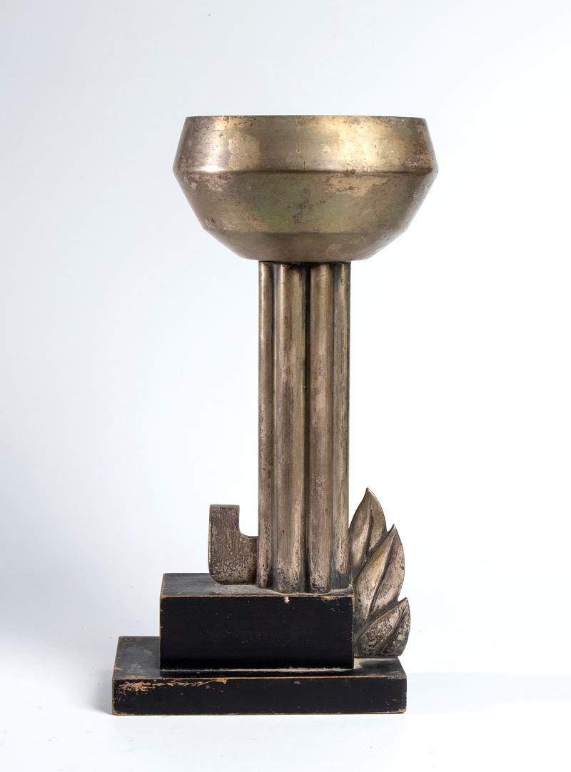 Trofeo con fascio, coppa in metallo argentato con base lignea, prima metà XX secolo